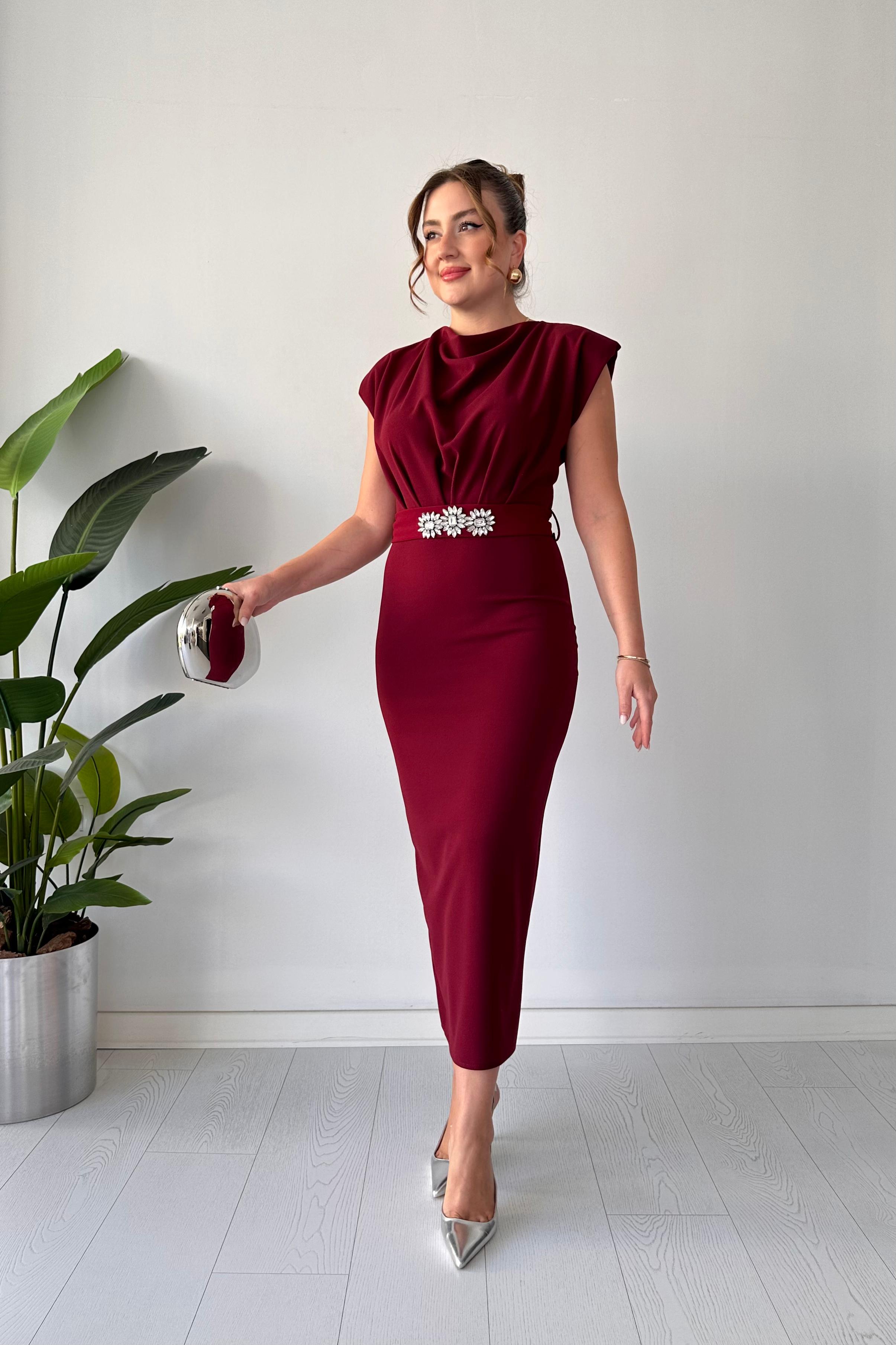 Üç Taş Kemerli Krep Elbise