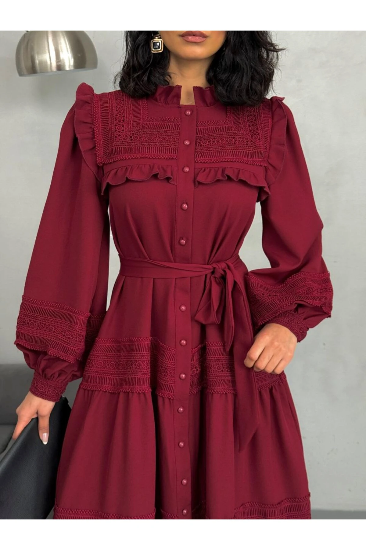 Dantel Detaylı Astarlı Kuşaklı Atlas Kumaş Elbise