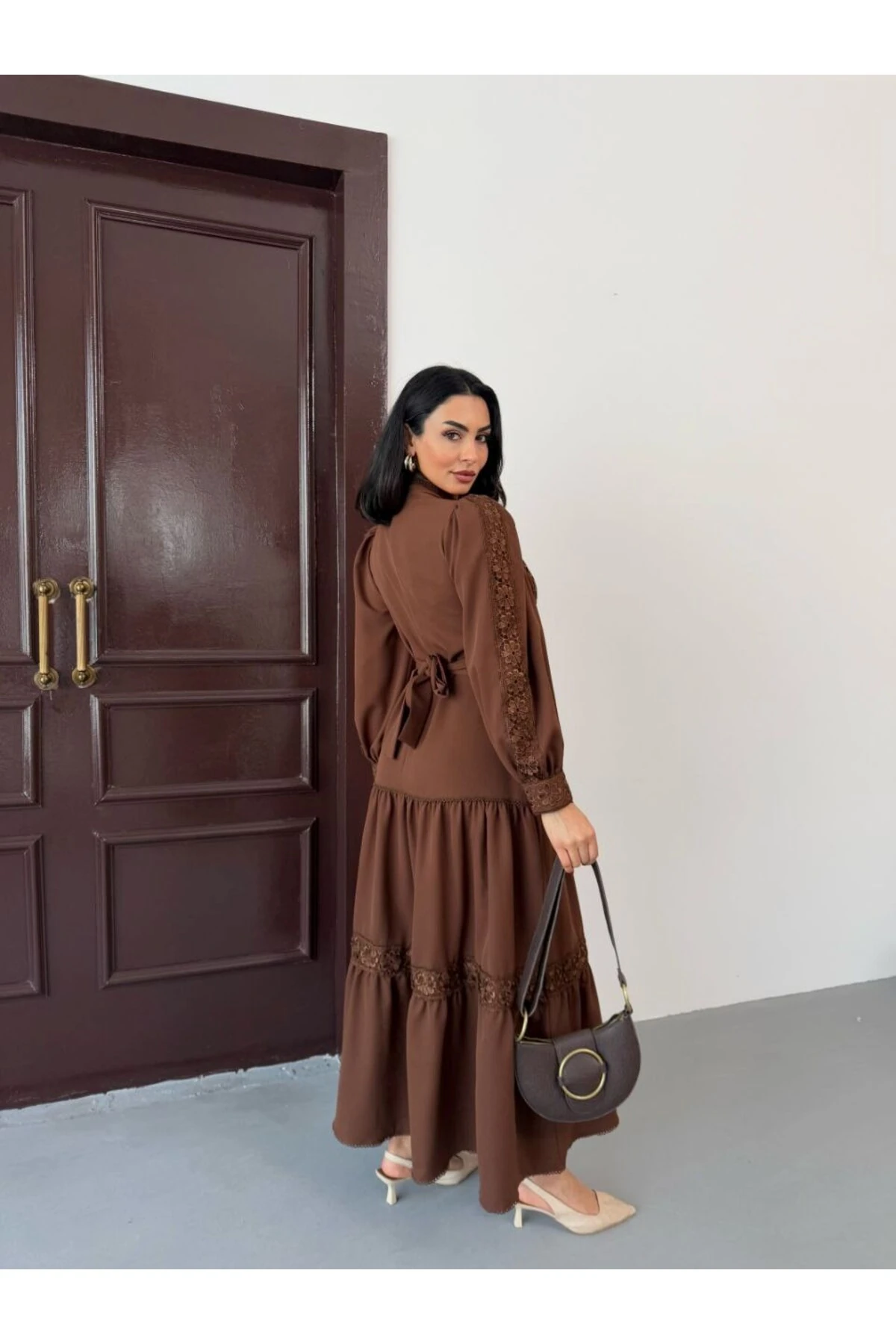 Dantel Detaylı Kuşaklı Atlas Kumaş Elbise