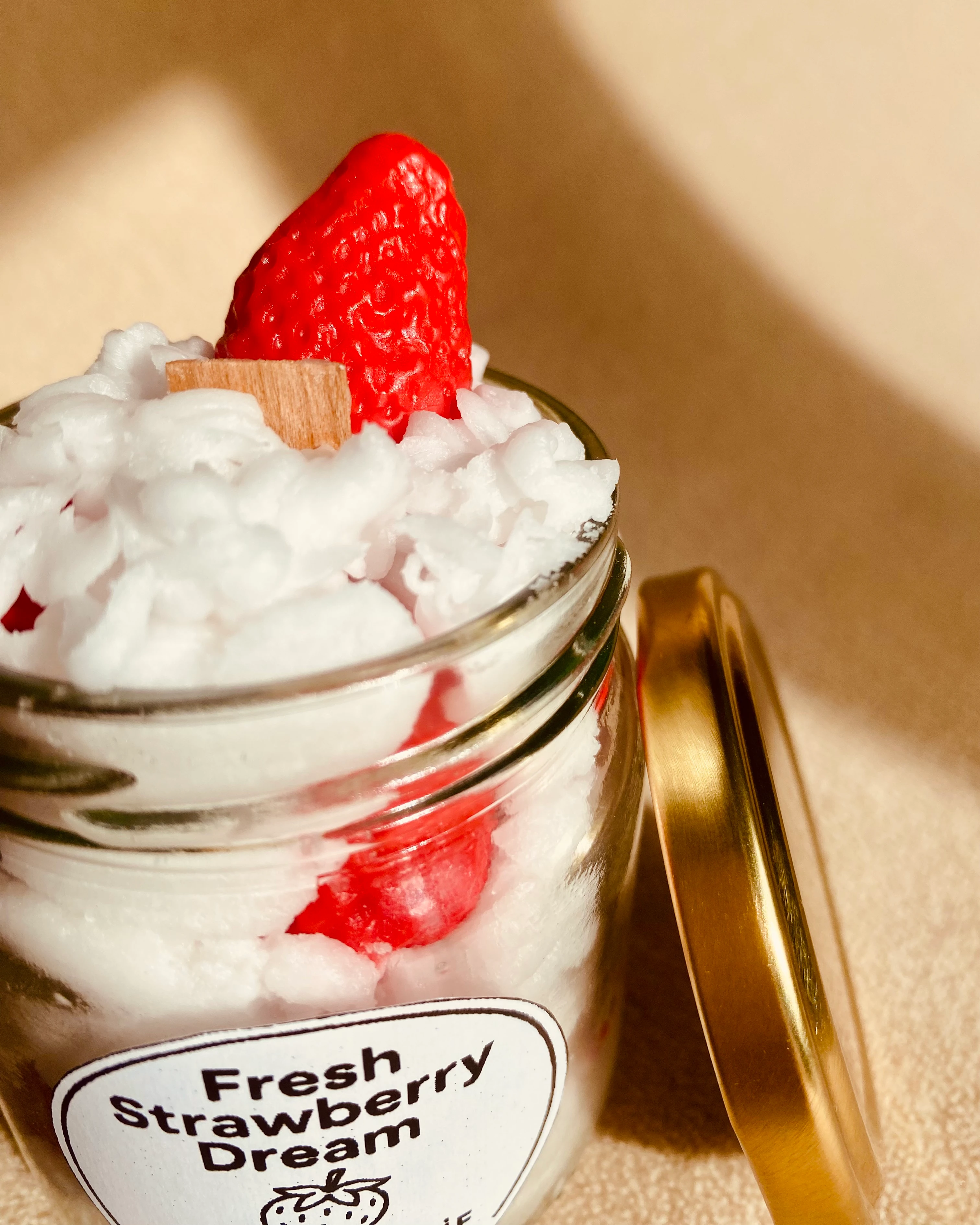 Fresh Strawberry Dream – Vanilya Kokulu %100 Soya Wax Dekoratif Mum | El Yapımı Çilek Temalı Aromaterapi Mum