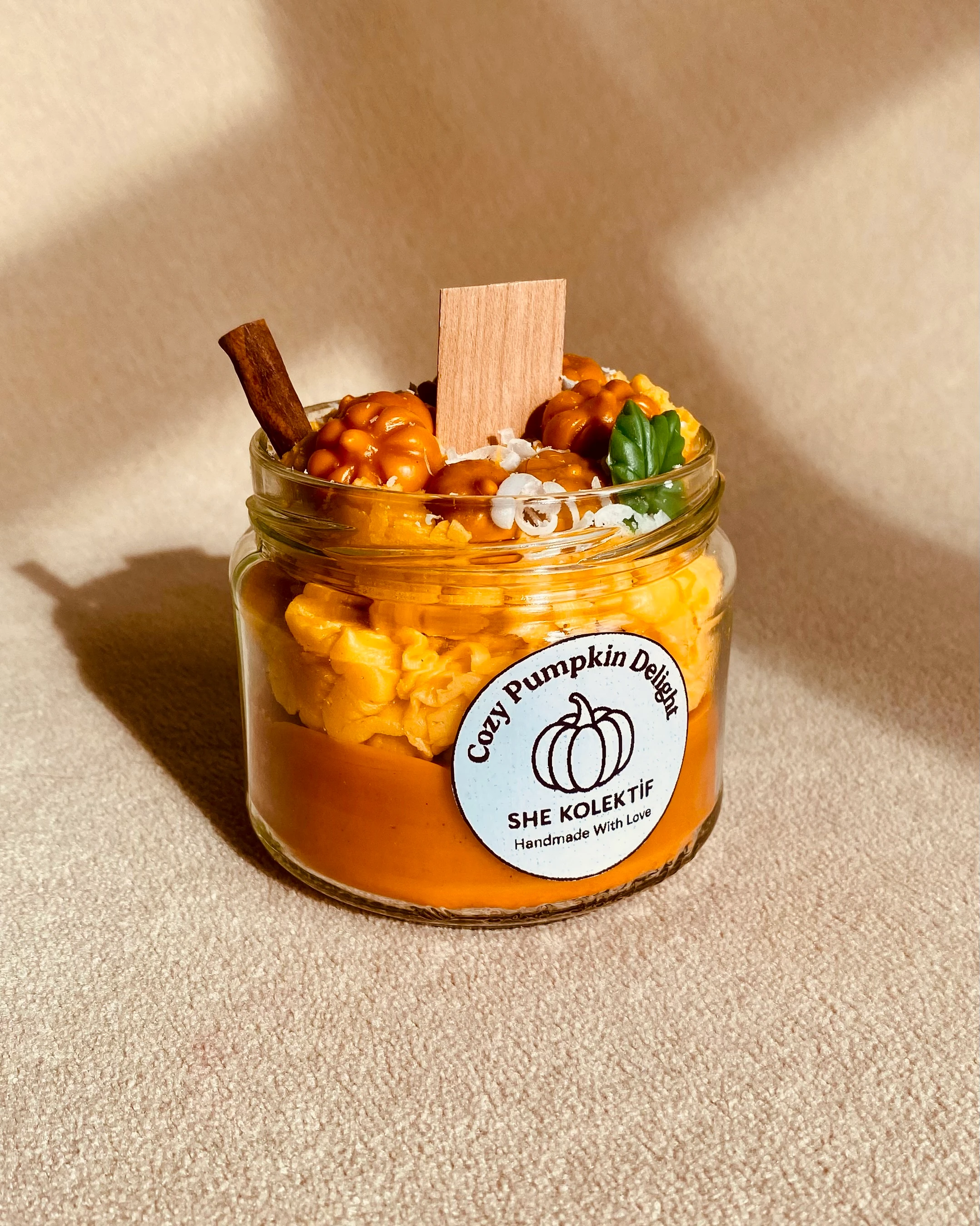 Cozy Pumpkin Delight | 300 ml Vanilya Kokulu Cam Mum – Çift Fitil