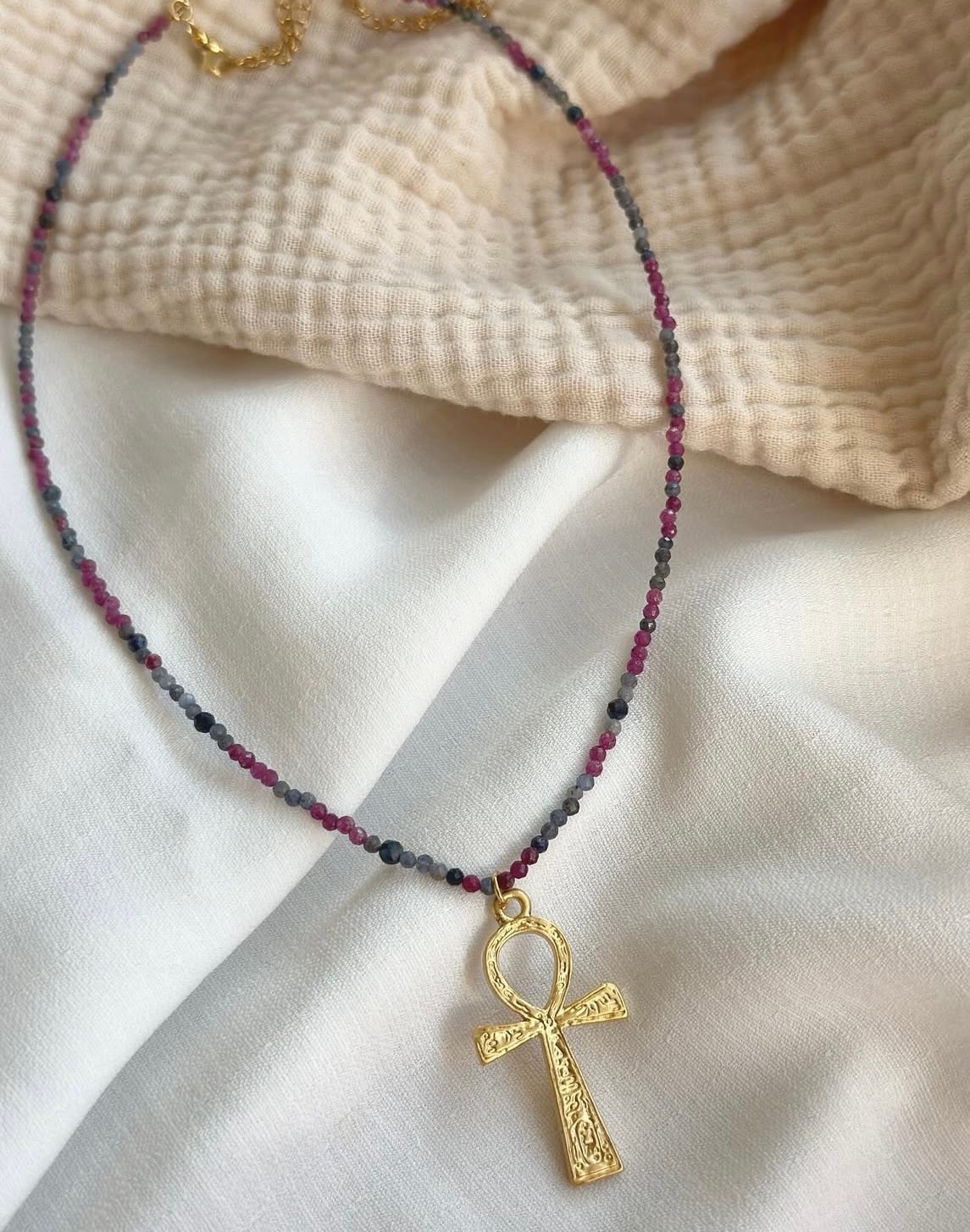 ANKH SEMBOL MAVİ SAFİR & YAKUT KOLYE