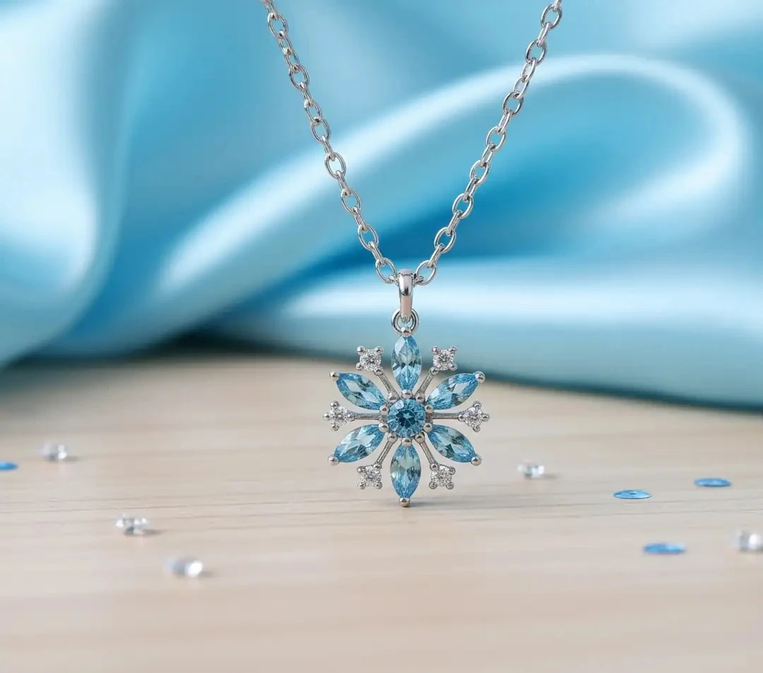 Zarif Gökyüzü Mavisi Kar Tanesi Kolye – Işıltılı ve Şık Kış Tasarımı, Kadınlar İçin Özel Takı