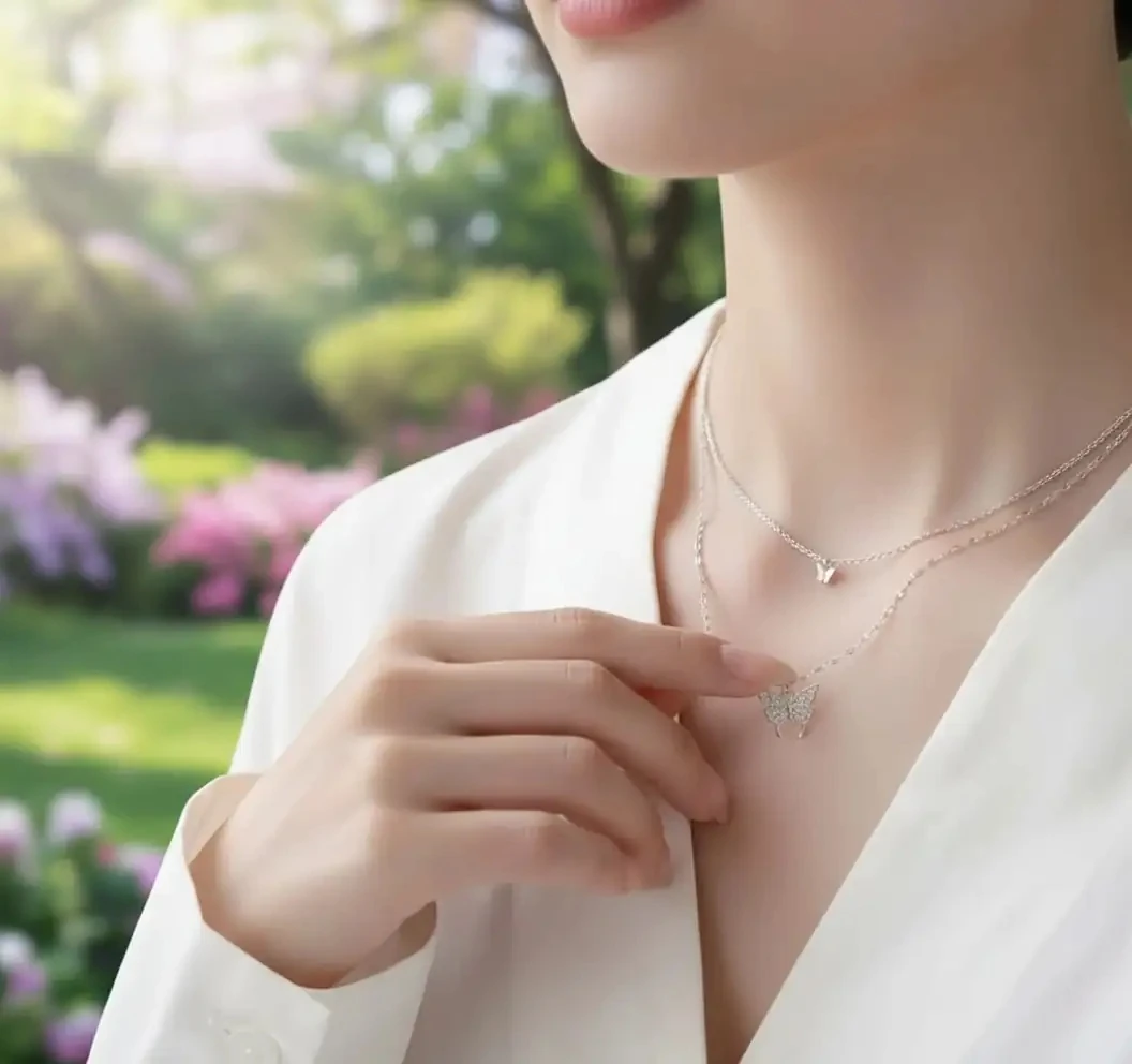 Parlak Taşlı Çift Katmanlı Kelebek Kolye – Zarif Vintage Dokunuşlu Minimalist Takı