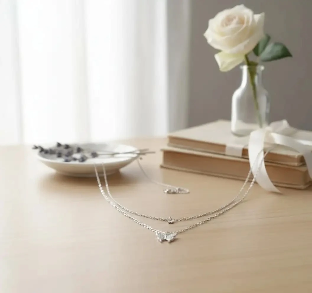 Parlak Taşlı Çift Katmanlı Kelebek Kolye – Zarif Vintage Dokunuşlu Minimalist Takı