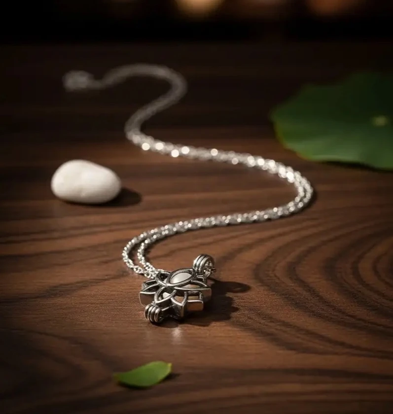Karanlıkta Parlayan Lotus Çiçeği Kolye – Işıltılı ve Anlamlı Tasarım, Spiritüel Takı Severlere Özel