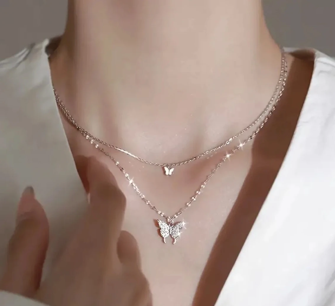 Parlak Taşlı Çift Katmanlı Kelebek Kolye – Zarif Vintage Dokunuşlu Minimalist Takı