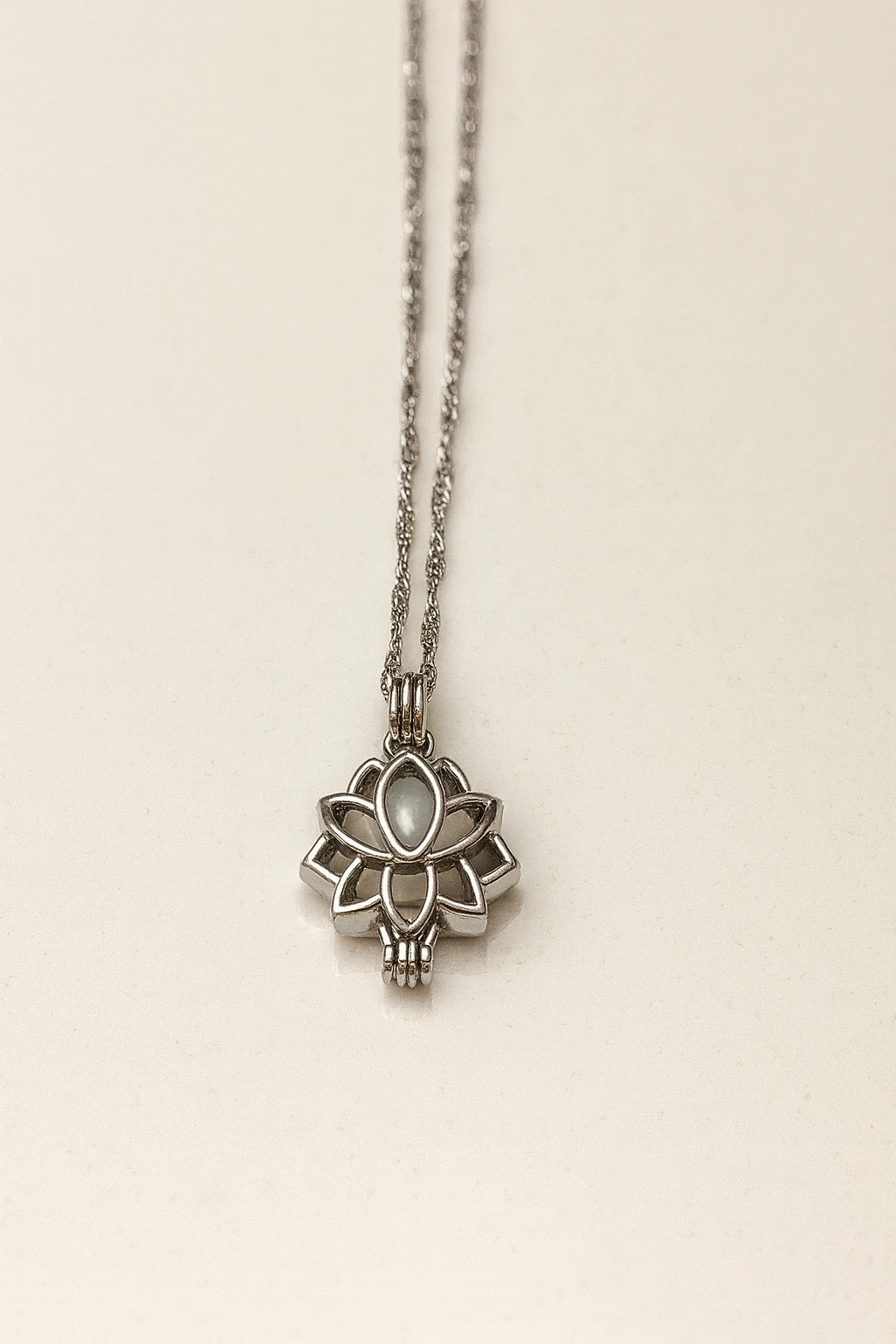 Karanlıkta Parlayan Lotus Çiçeği Kolye – Işıltılı ve Anlamlı Tasarım, Spiritüel Takı Severlere Özel