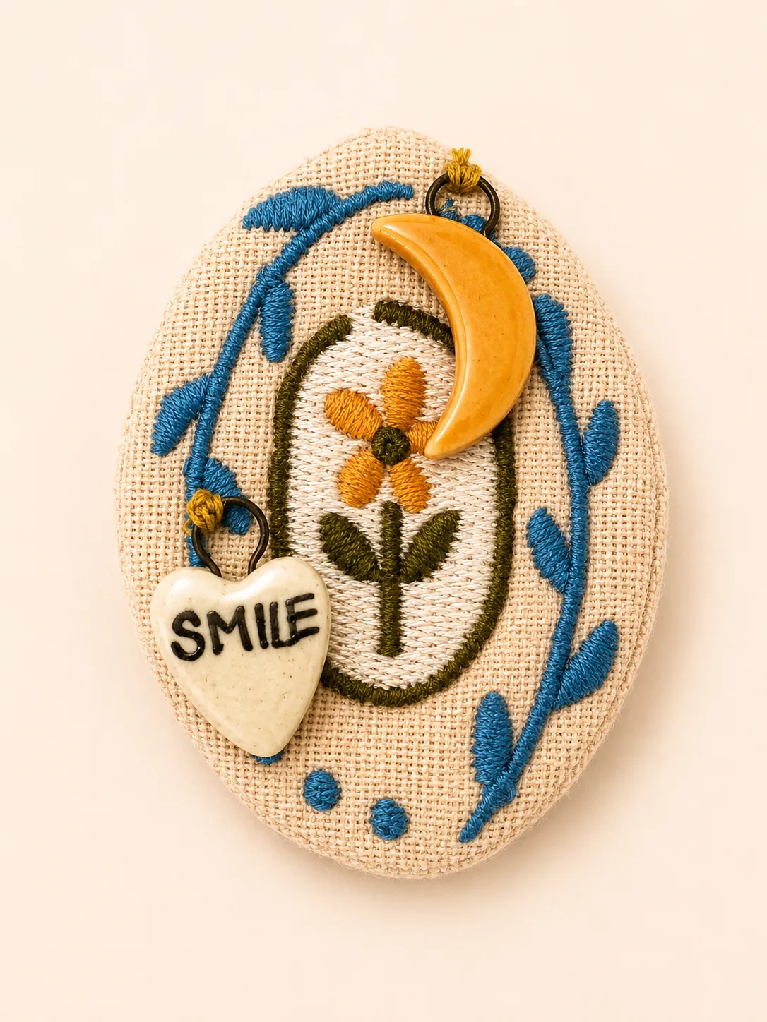 çiçek deseni işlemeli 'smile ' broş