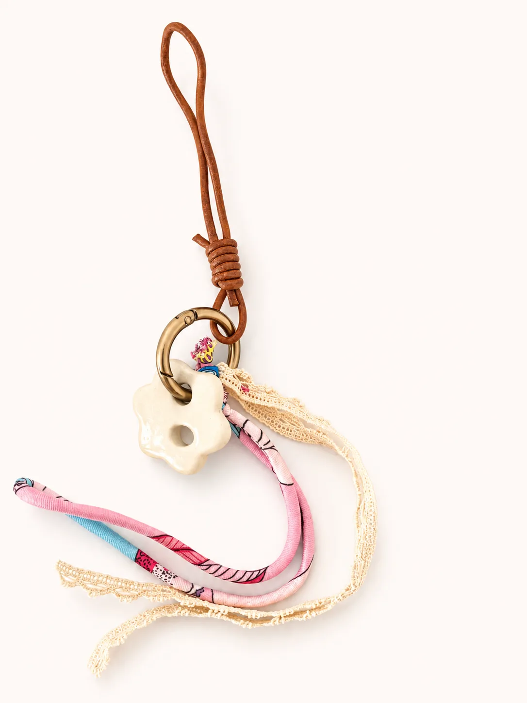Beyaz çiçekli charm