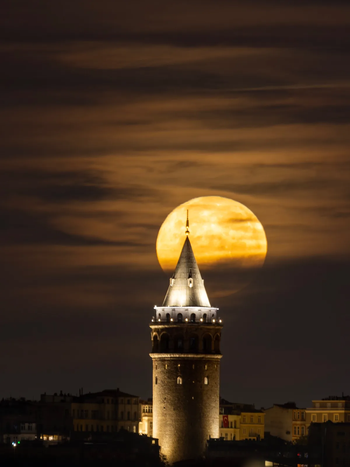 GALATA’NIN GÖLGESİNDE / İM SCHATTEN VON GALATA