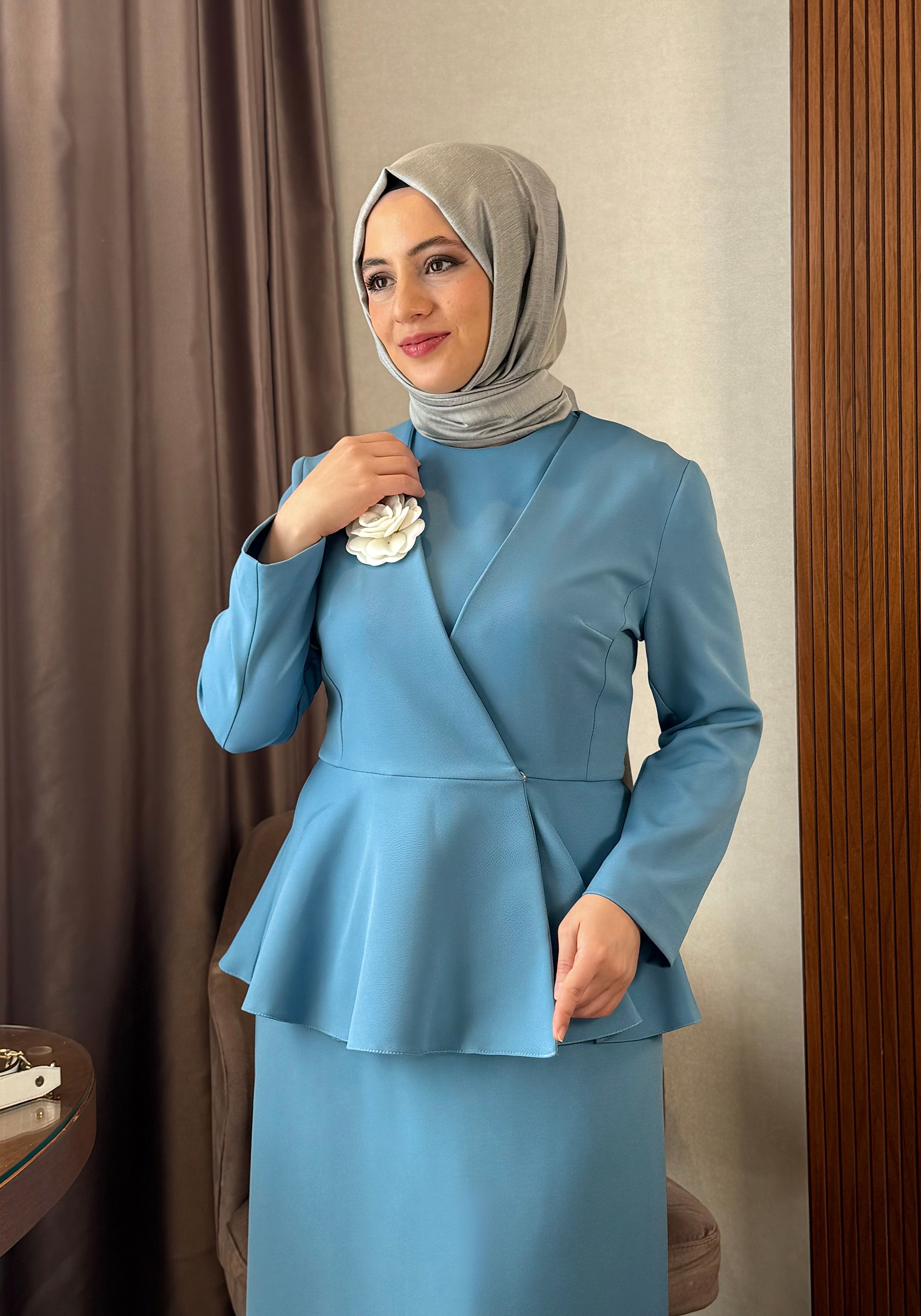 Broşlu Volanlı Ceket - Elbise Takımı