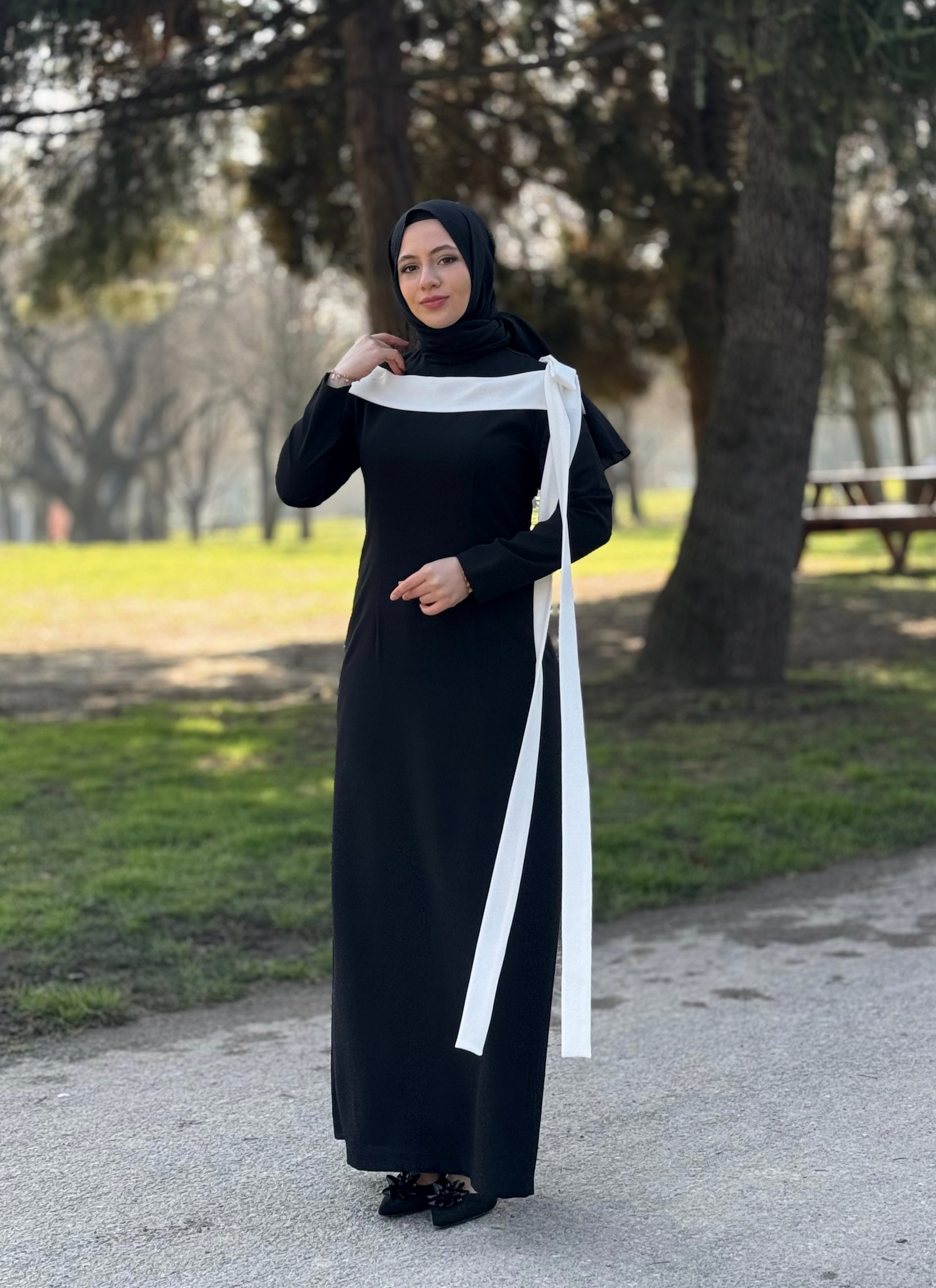 Beyaz Garnili Siyah Elbise