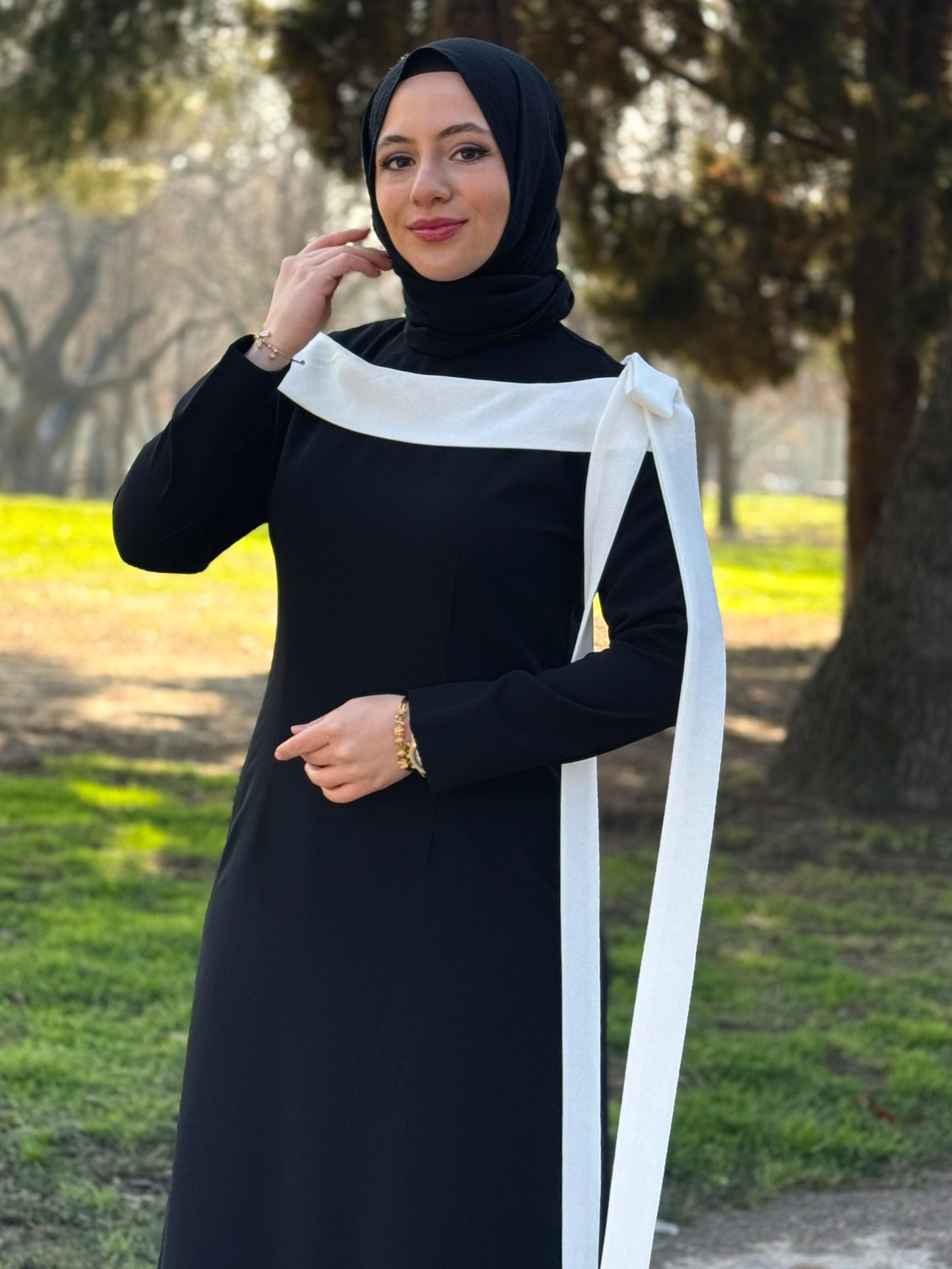 Beyaz Garnili Siyah Elbise