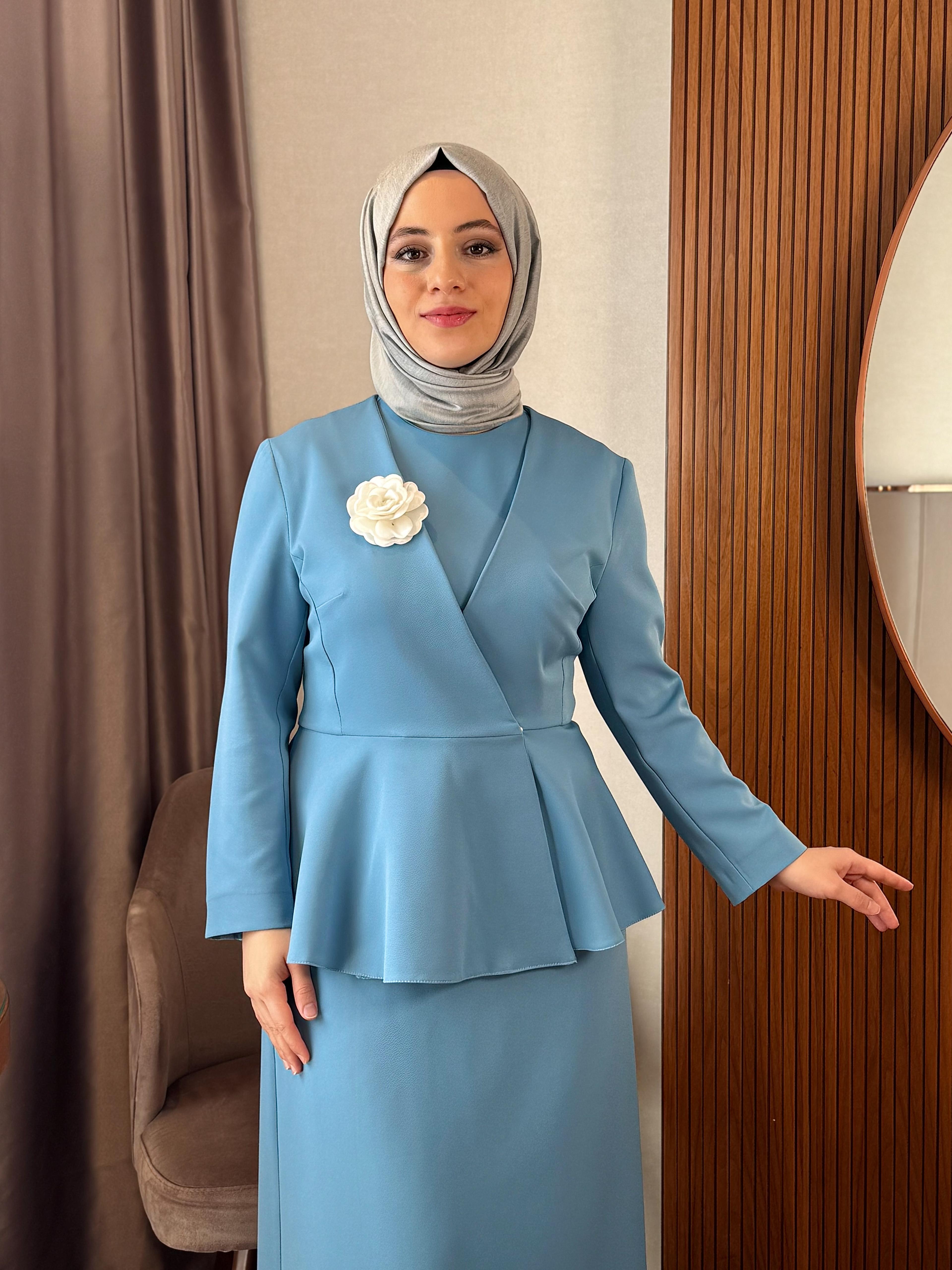 Broşlu Volanlı Ceket - Elbise Takımı