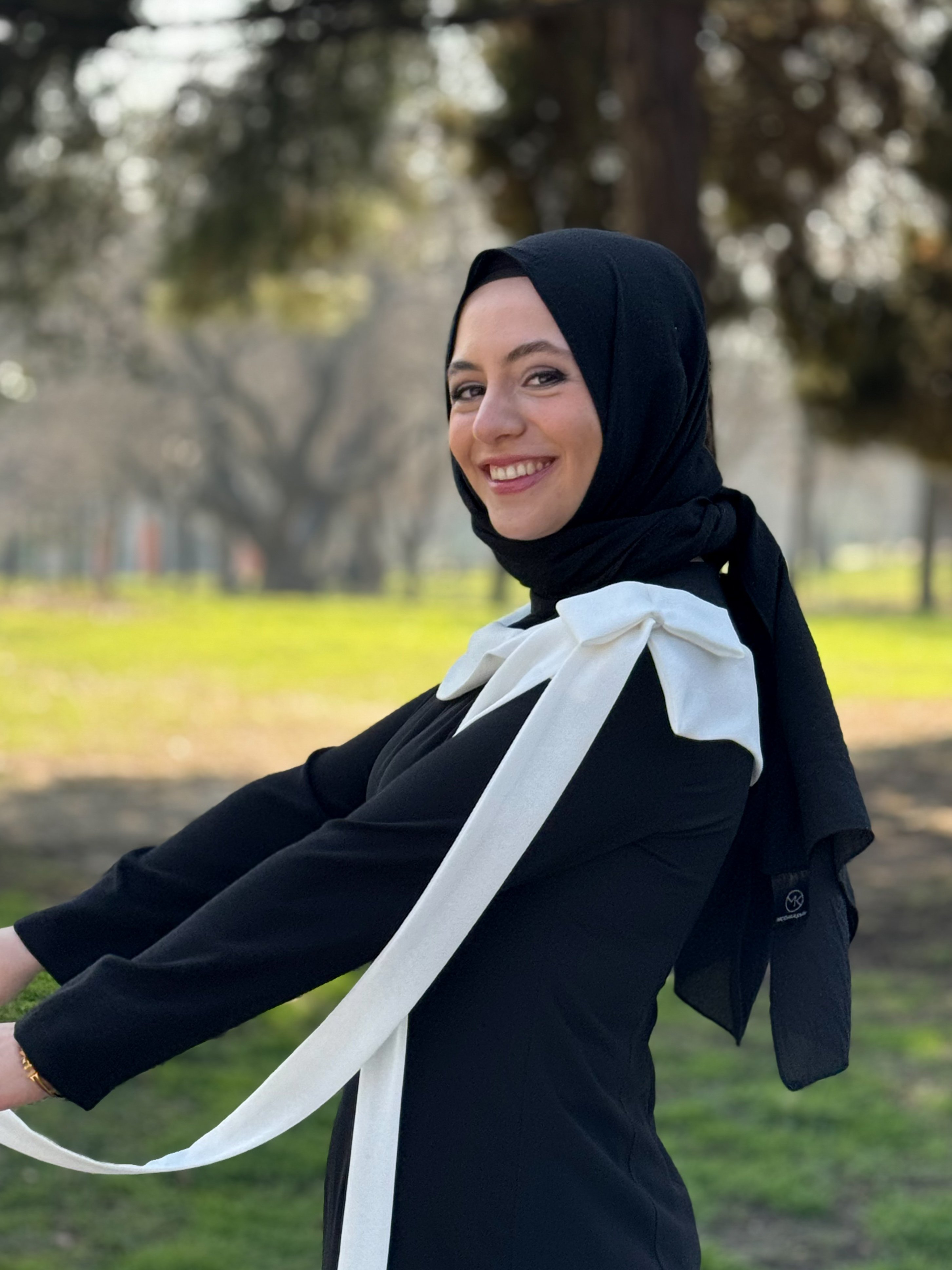 Beyaz Garnili Siyah Elbise
