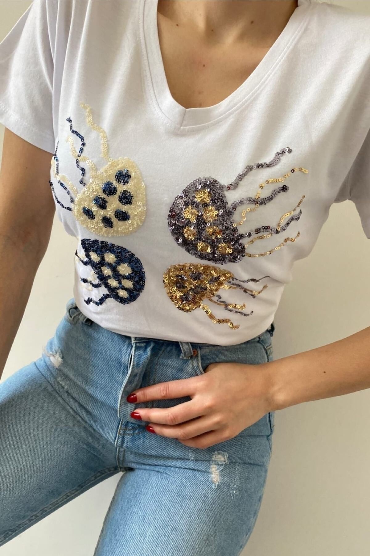 KOPYA - Kadın Beyaz V Yaka Deniz Anası Pul Payet Işlemeli %100 Pamuk T-shirt