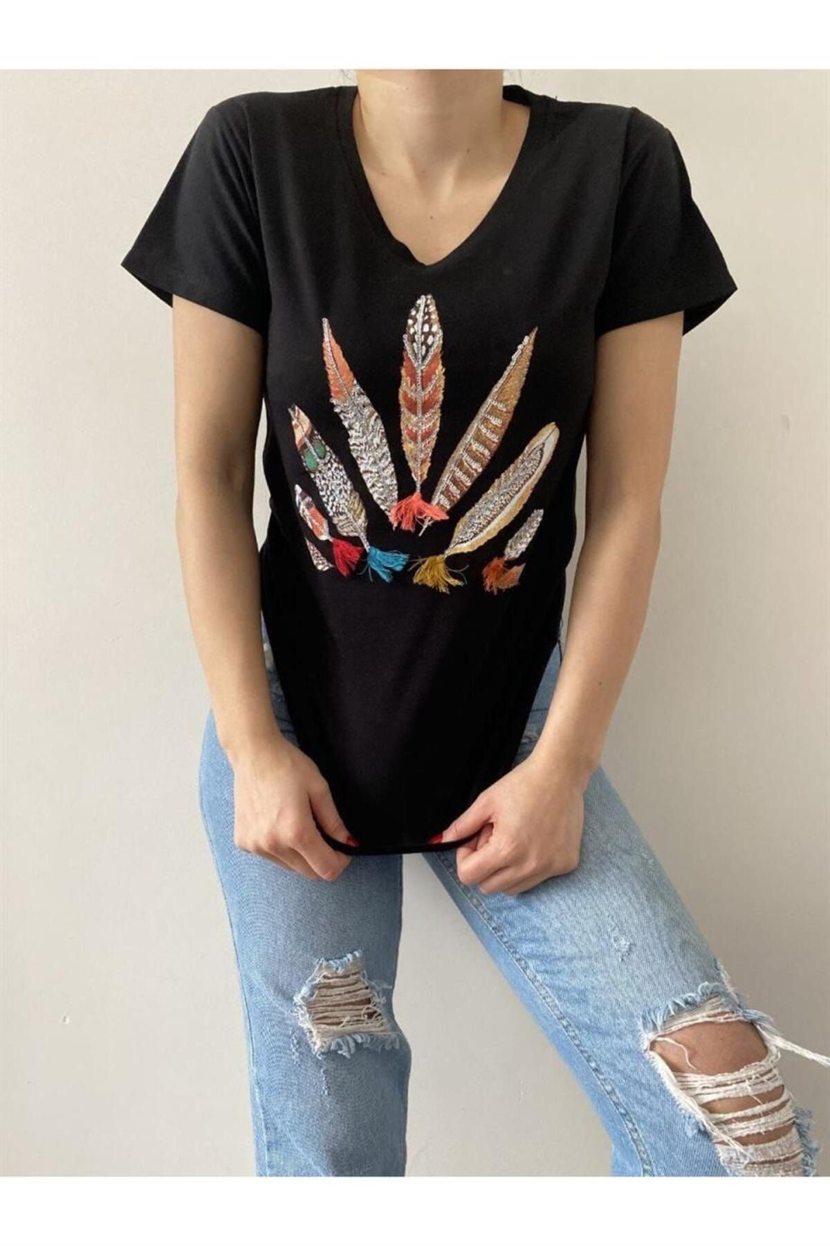 Renkli Tüy Detaylı T-shirt