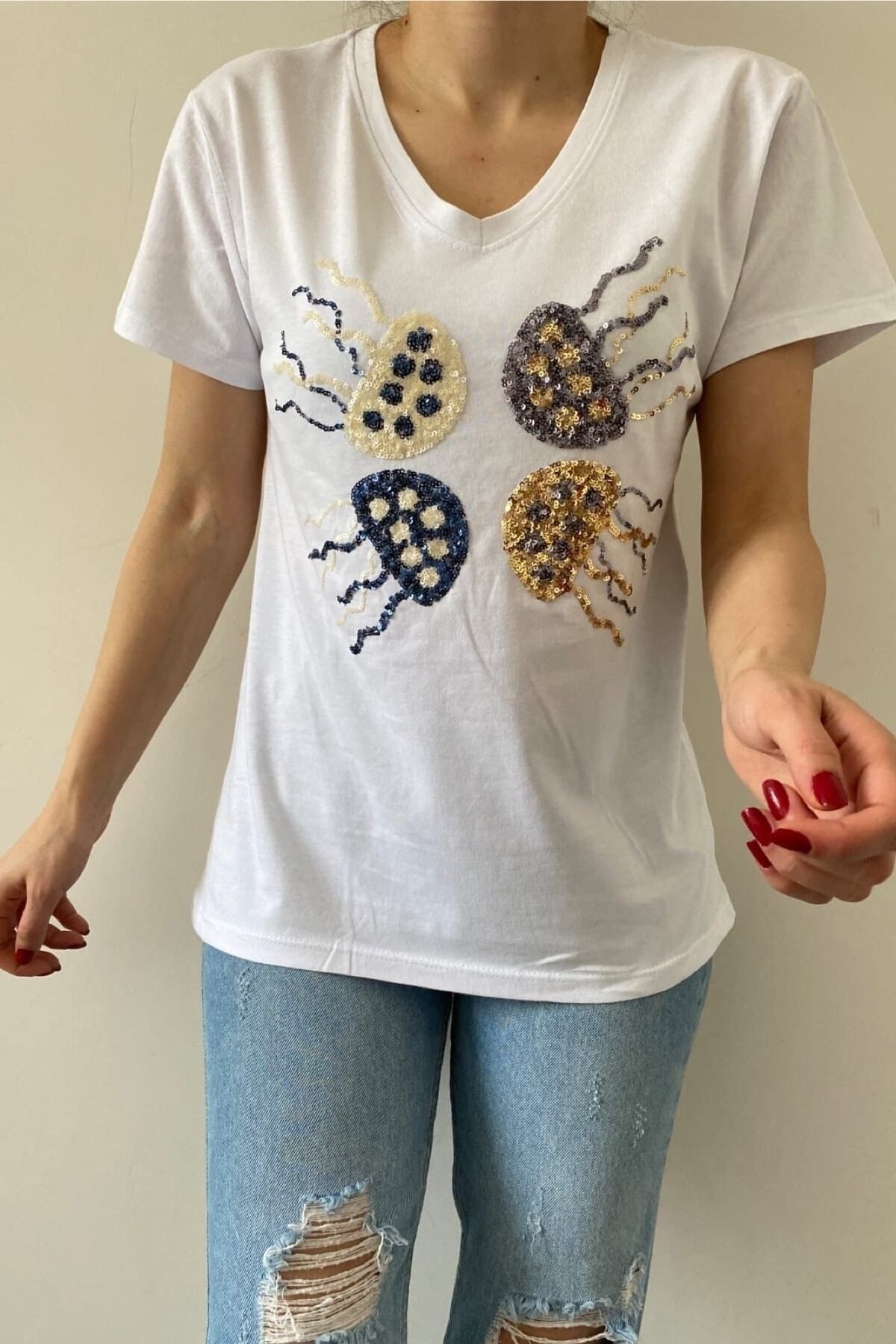 KOPYA - Kadın Beyaz V Yaka Deniz Anası Pul Payet Işlemeli %100 Pamuk T-shirt