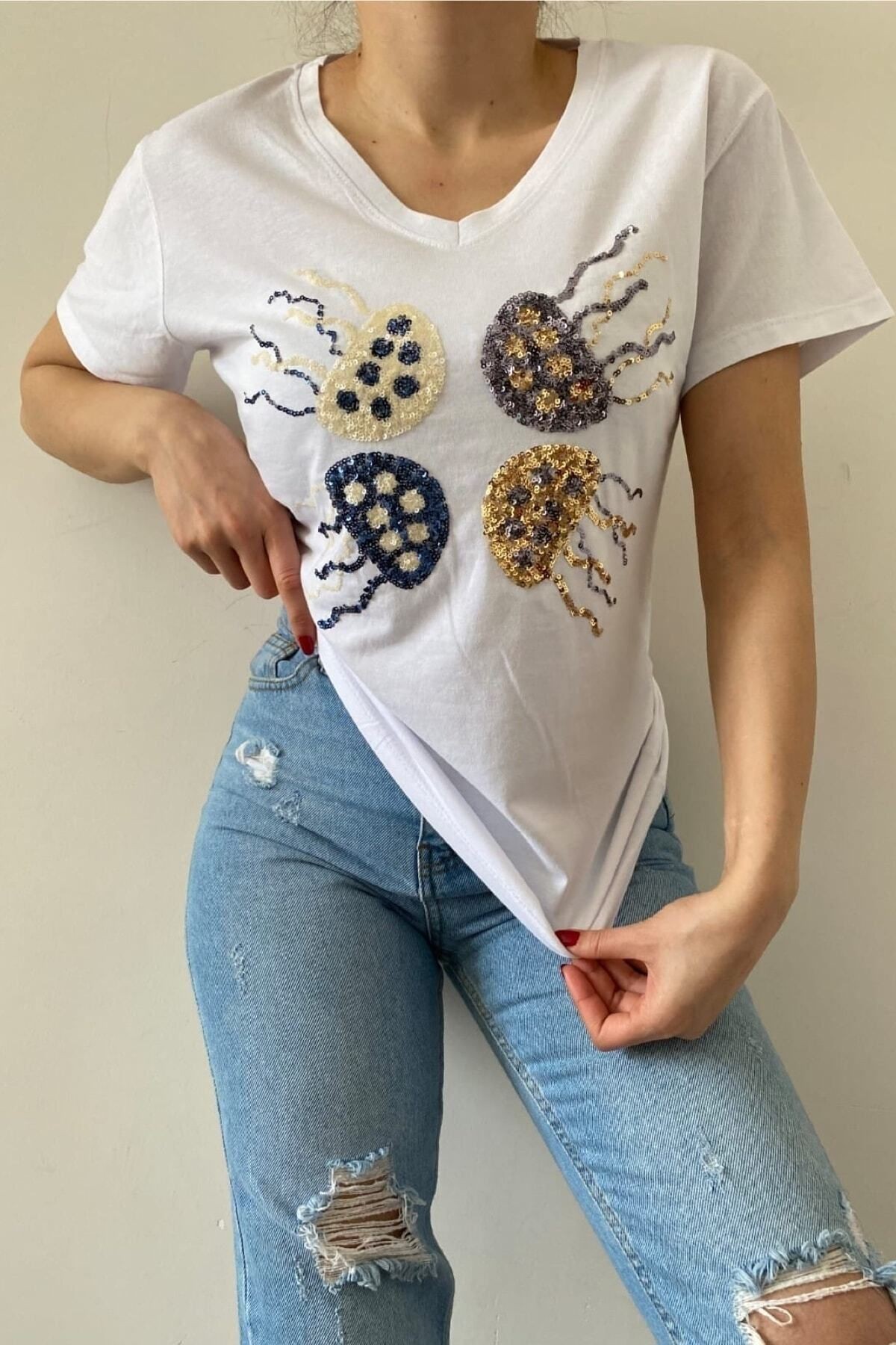 KOPYA - Kadın Beyaz V Yaka Deniz Anası Pul Payet Işlemeli %100 Pamuk T-shirt