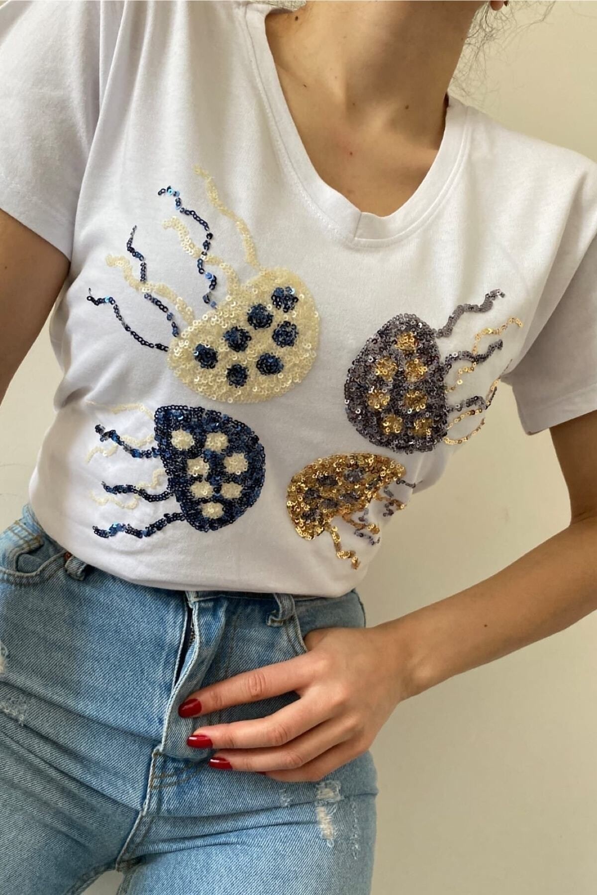KOPYA - Kadın Beyaz V Yaka Deniz Anası Pul Payet Işlemeli %100 Pamuk T-shirt