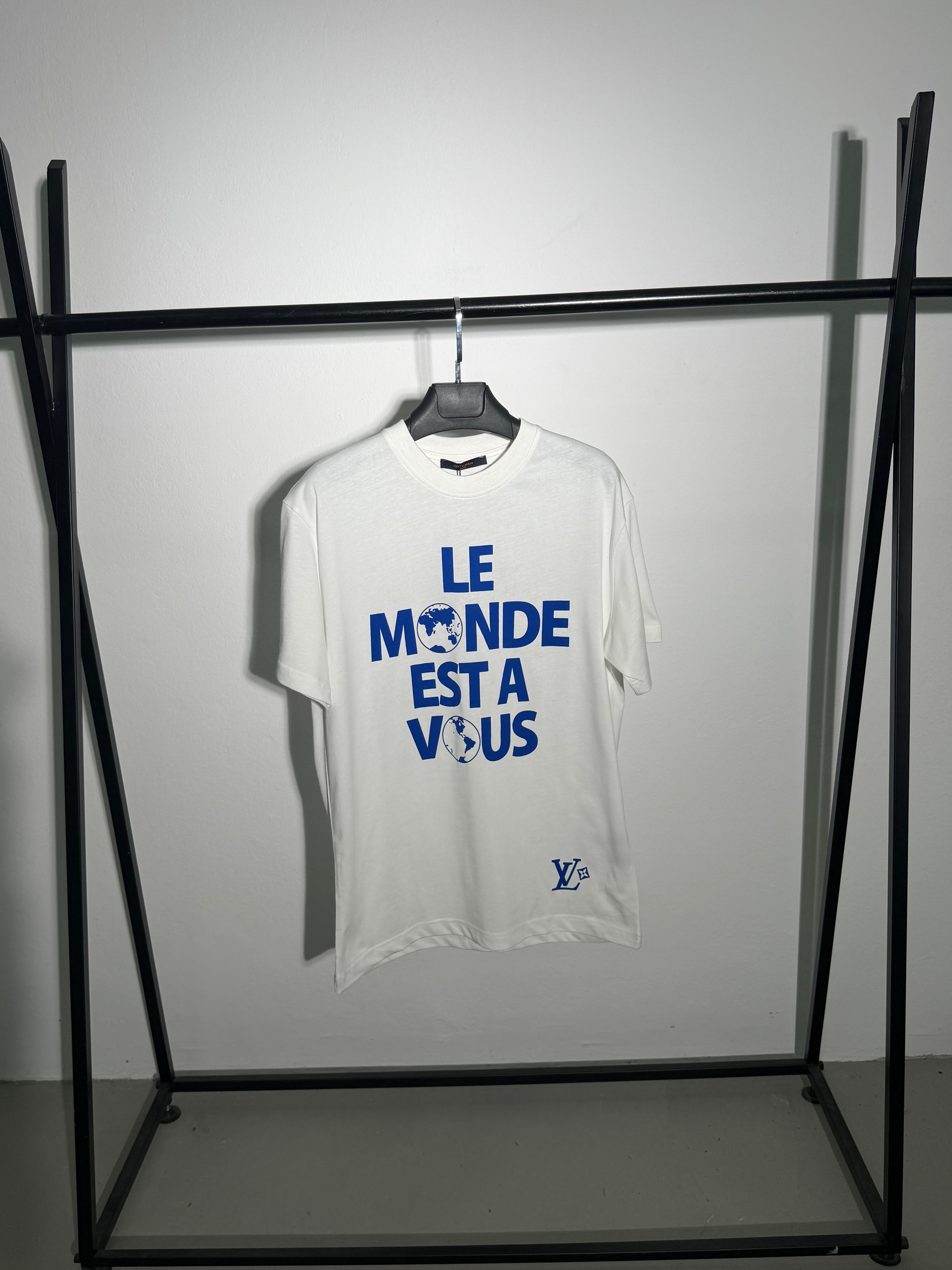 Le Monde Est A LV Tişört