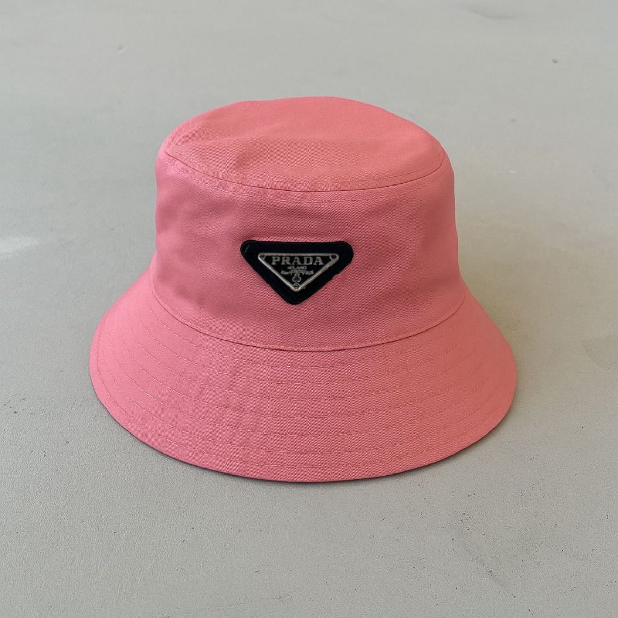 Prada Pembe Şapka