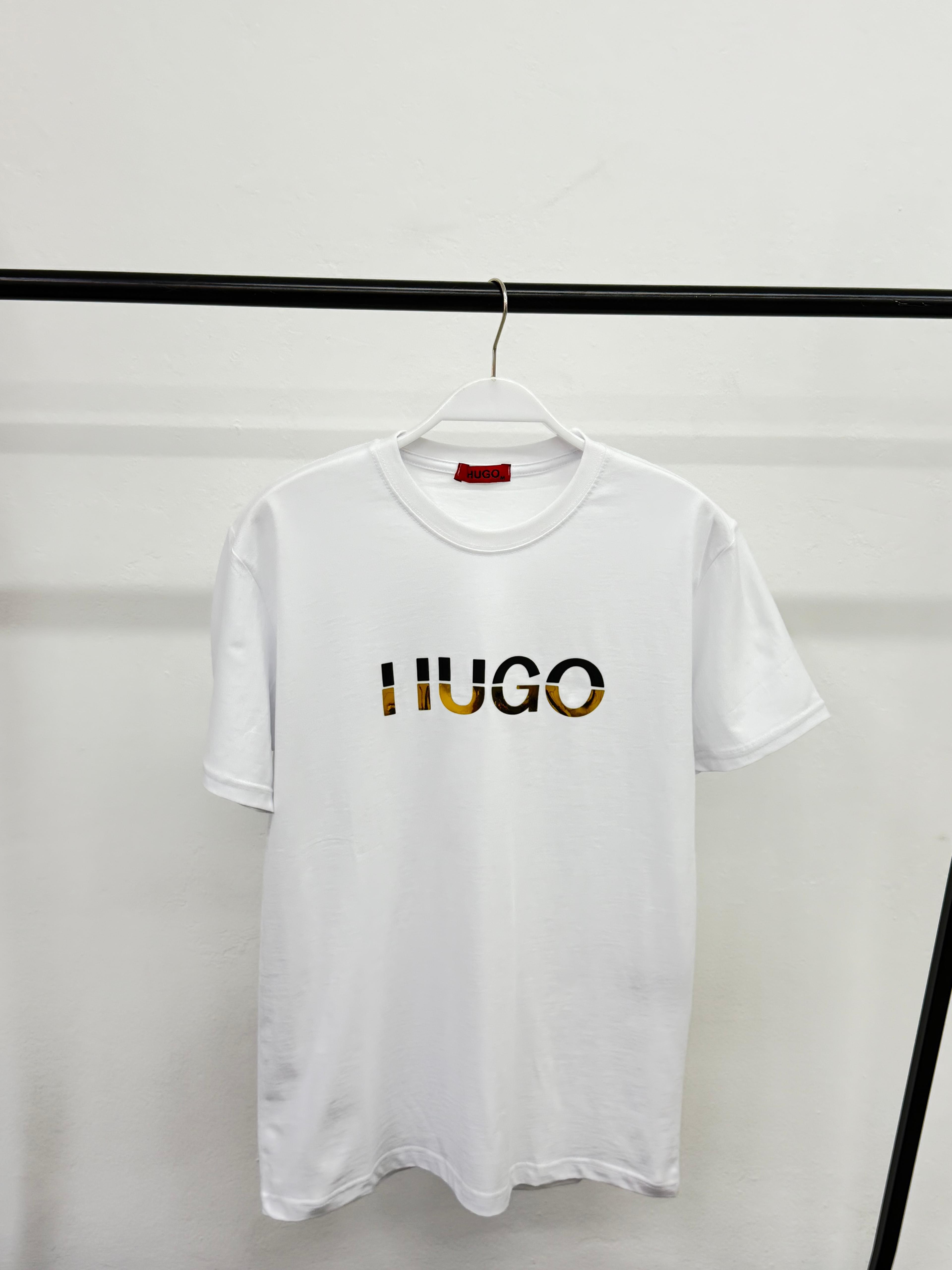 Hugo Yansıtmalı Logo - Beyaz