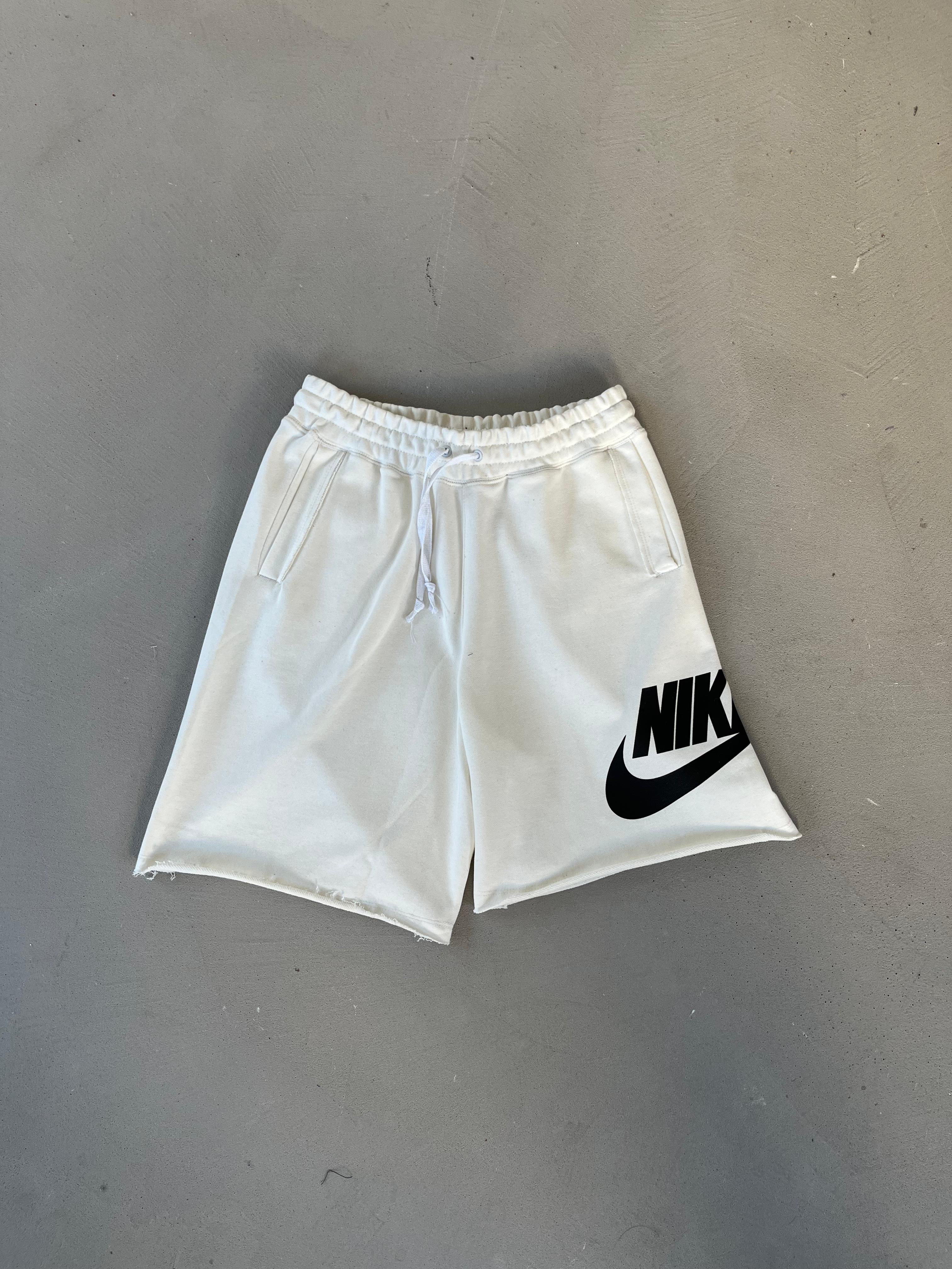 Nike Club Alumni Şort - Beyaz