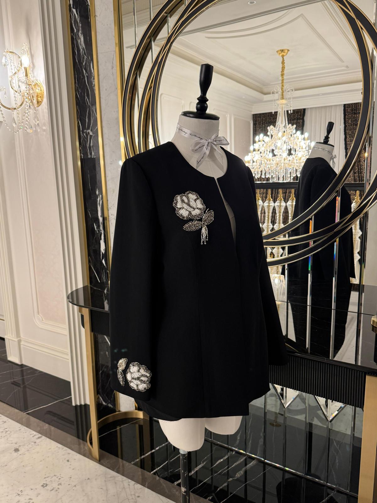 WHITE BLOOSOM IN NOIR