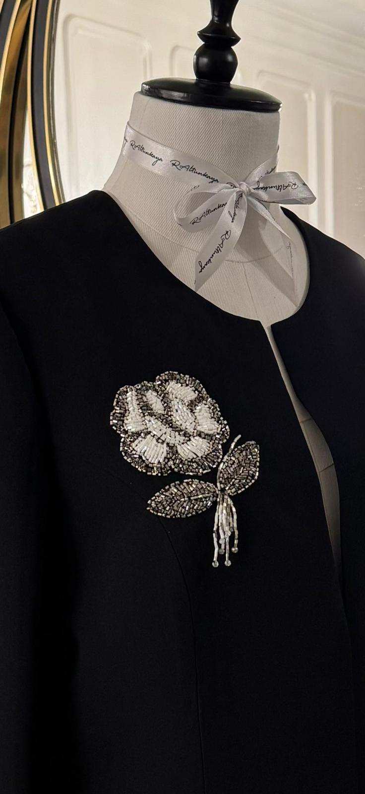 WHITE BLOOSOM IN NOIR