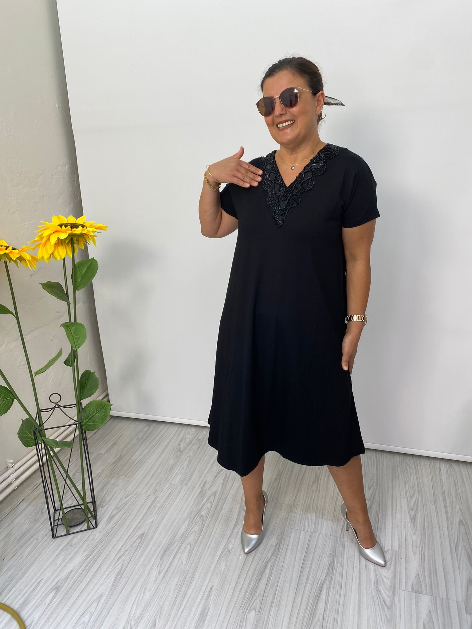 YAKASI TAŞLI ELBİSE