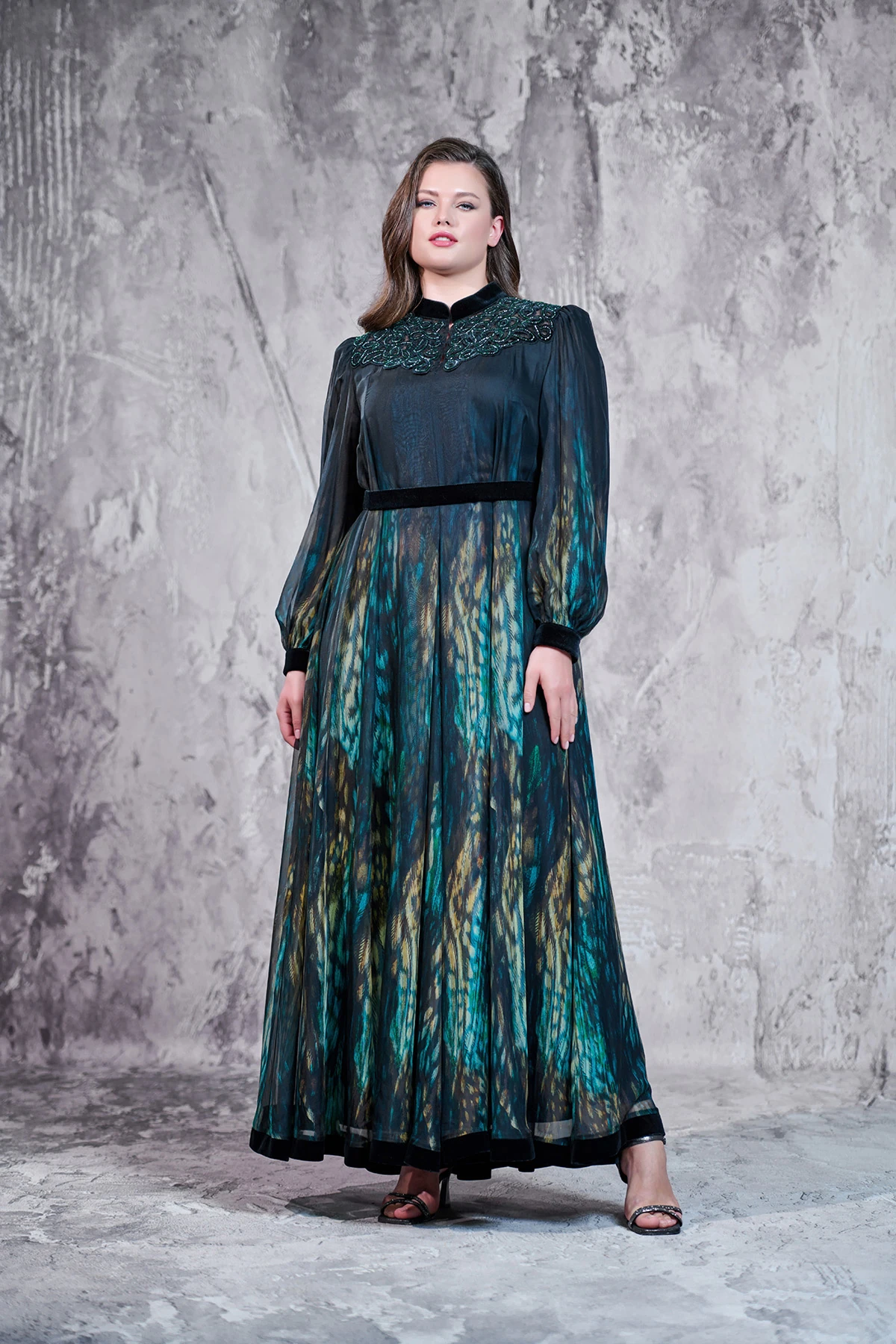 Özel desen italyan şifon,Yaka nakış ve boncuk detaylı elbise