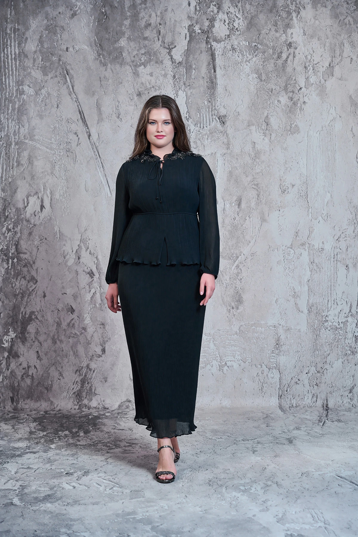 Bel ve kol lastik detaylı,yaka işlemeli pliseli takım