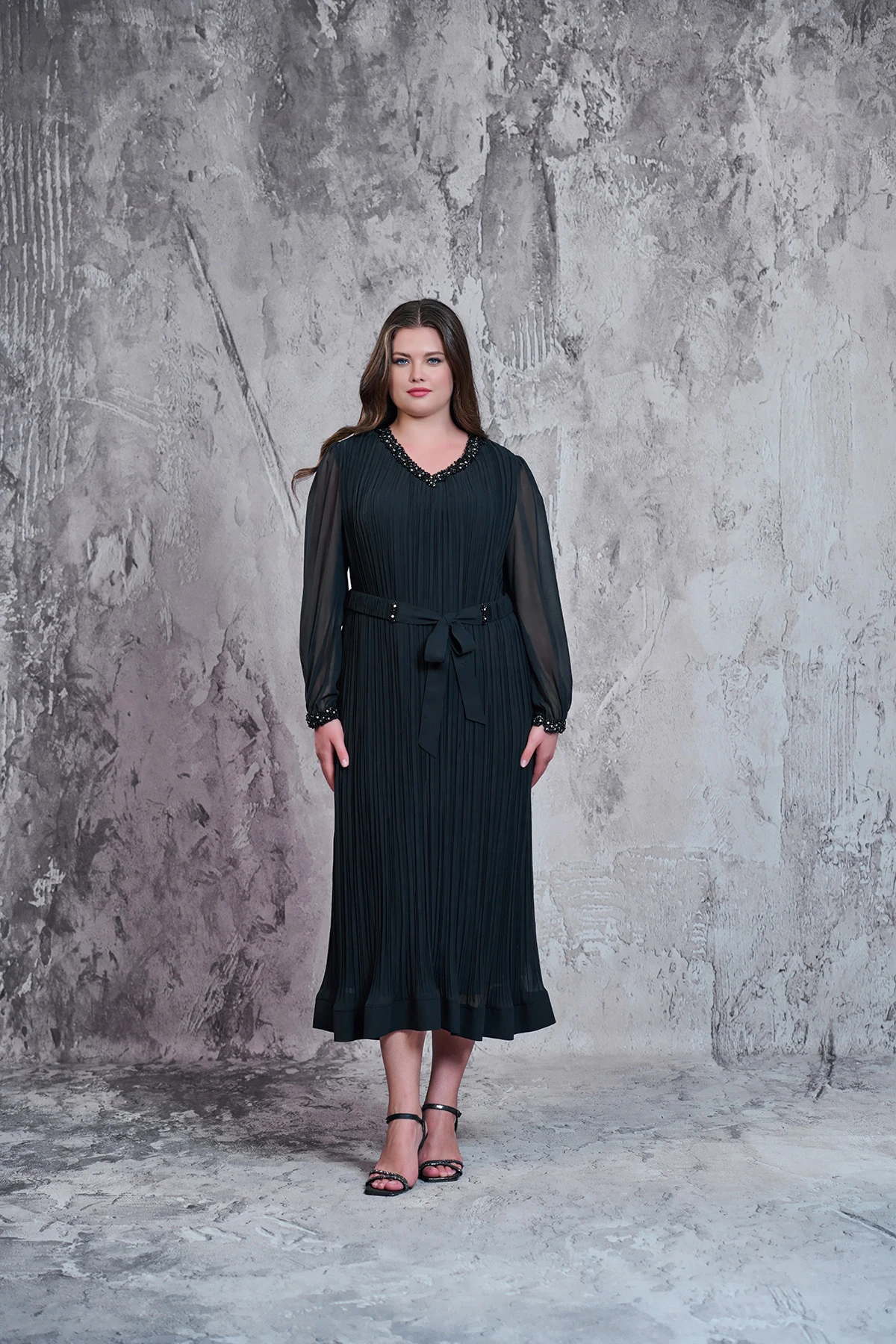 Yaka elişi detaylı,pliseli fransız boy şifon elbise