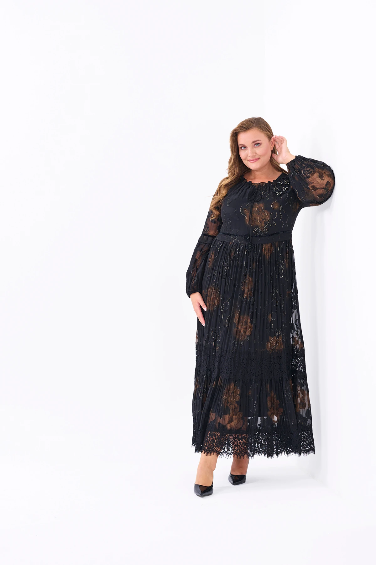 Özel ithal kumaş dantel nakış ve elişi detaylı kraşlı elbise