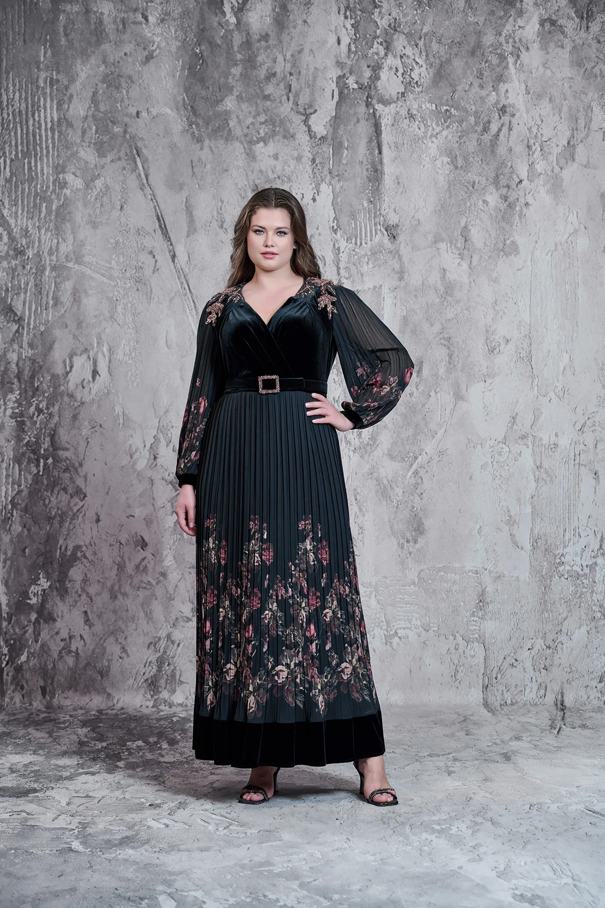 Omuz güpür elişi detaylı,pliseli,özel desen silky şifon elbise