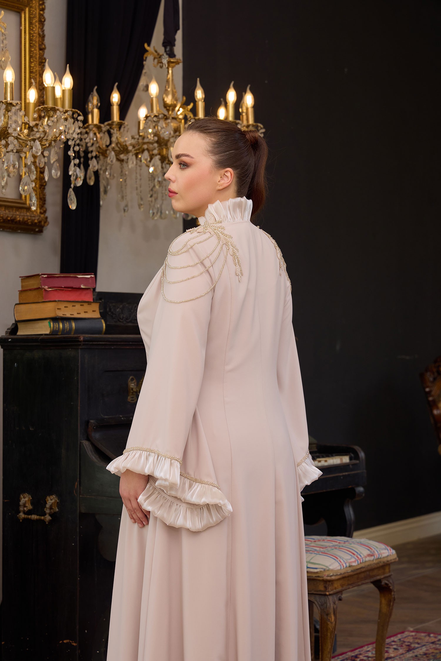 İç elbiseli, şık detaylarla işlenmiş büyük beden abaya takım - Beige