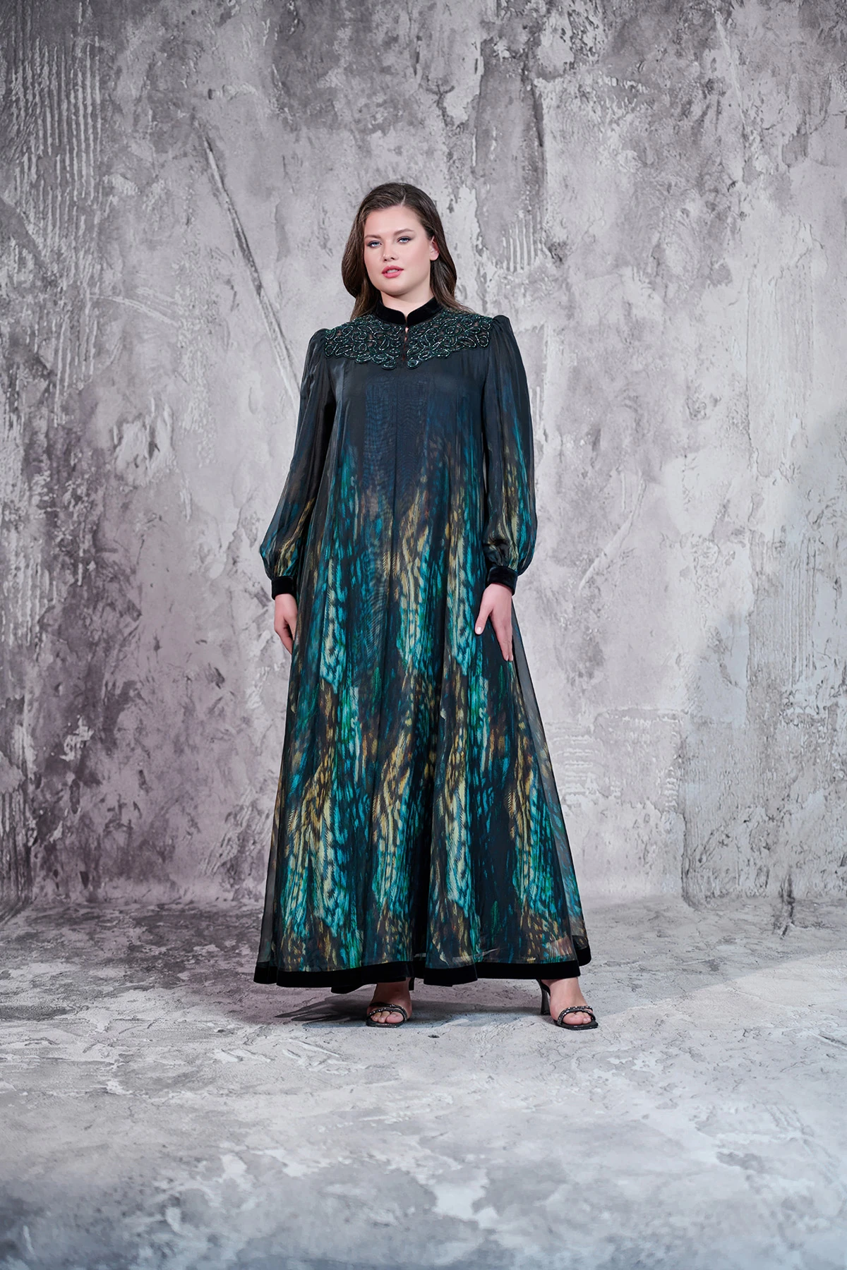 Özel desen italyan şifon,Yaka nakış ve boncuk detaylı elbise