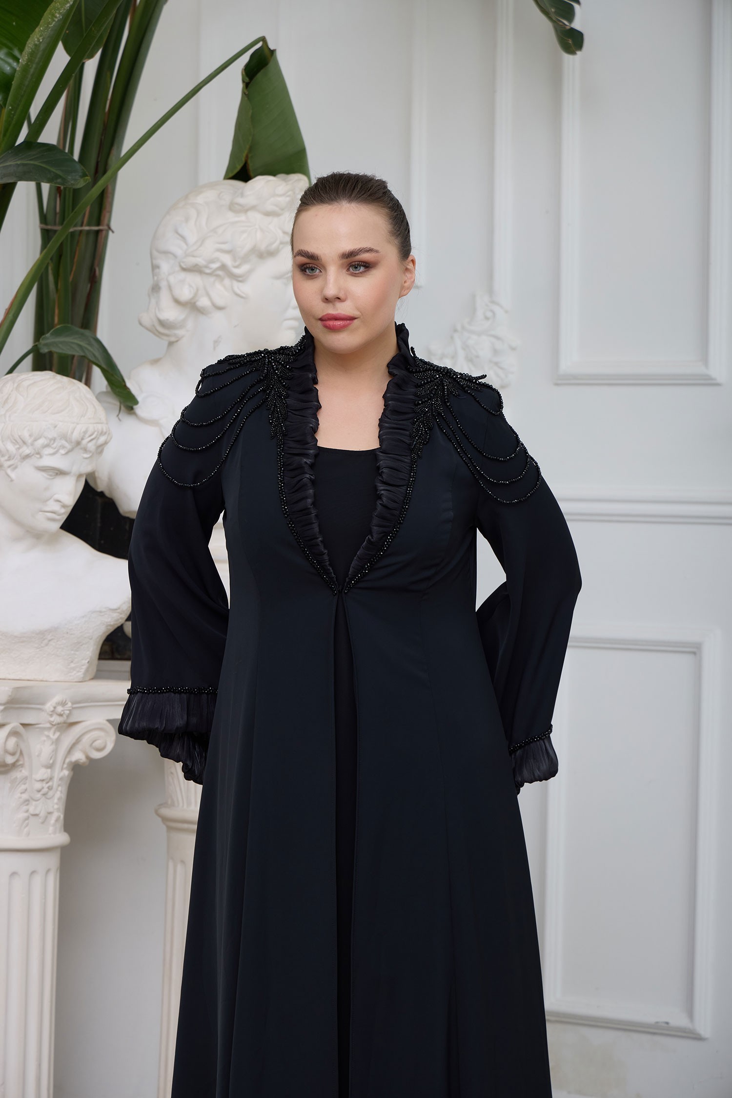 İç elbiseli, şık detaylarla işlenmiş büyük beden abaya takım