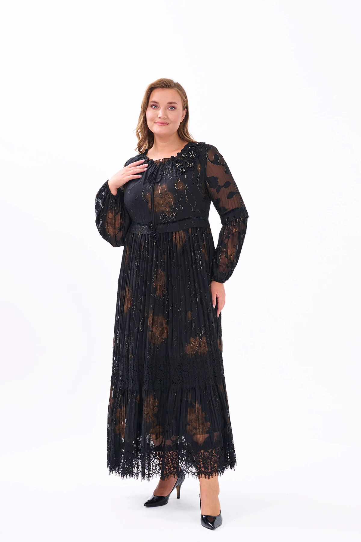 Özel ithal kumaş dantel nakış ve elişi detaylı kraşlı elbise