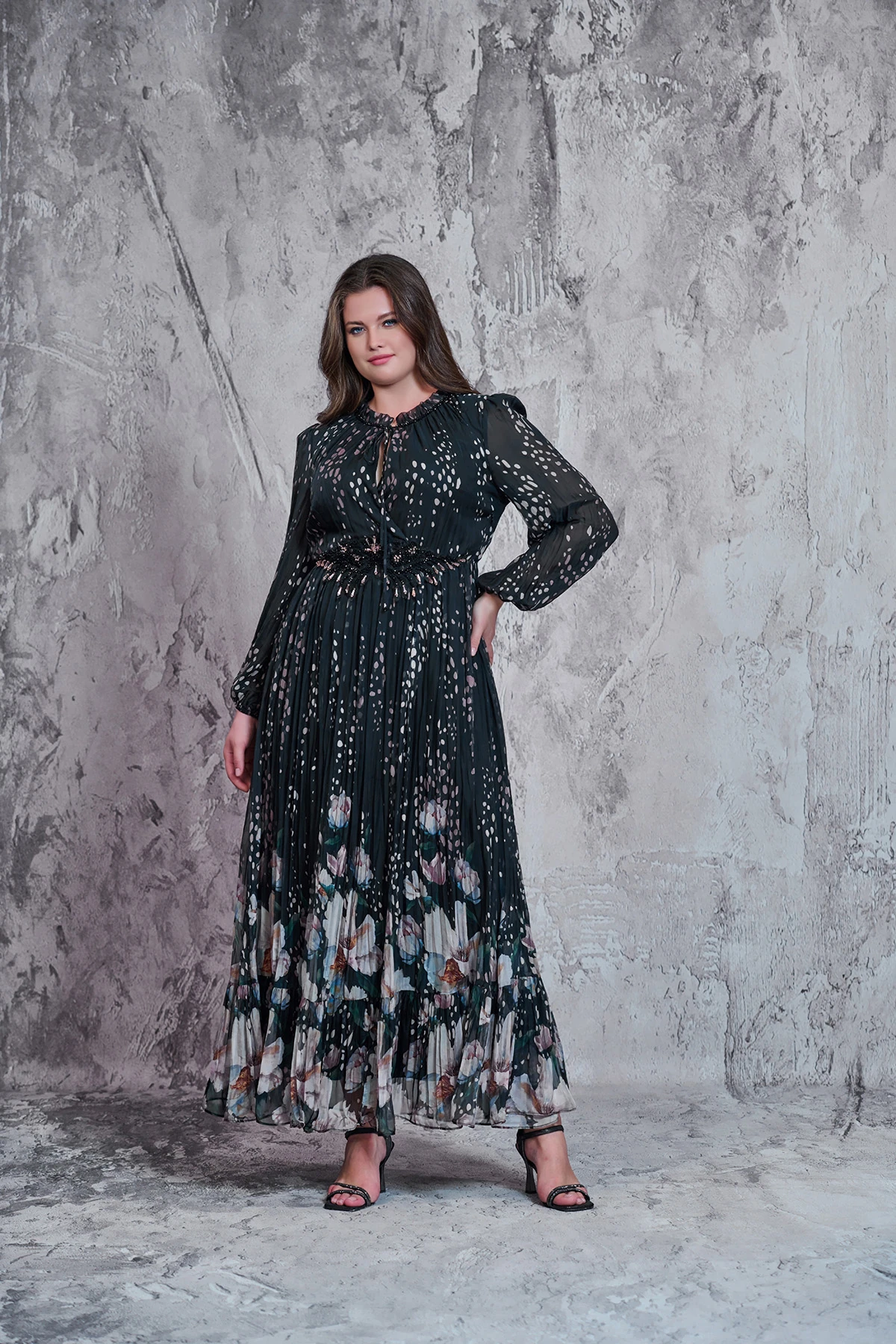 Bel kısmı güpür ve elişi detaylı,kraşlı italyan kumaş elbise