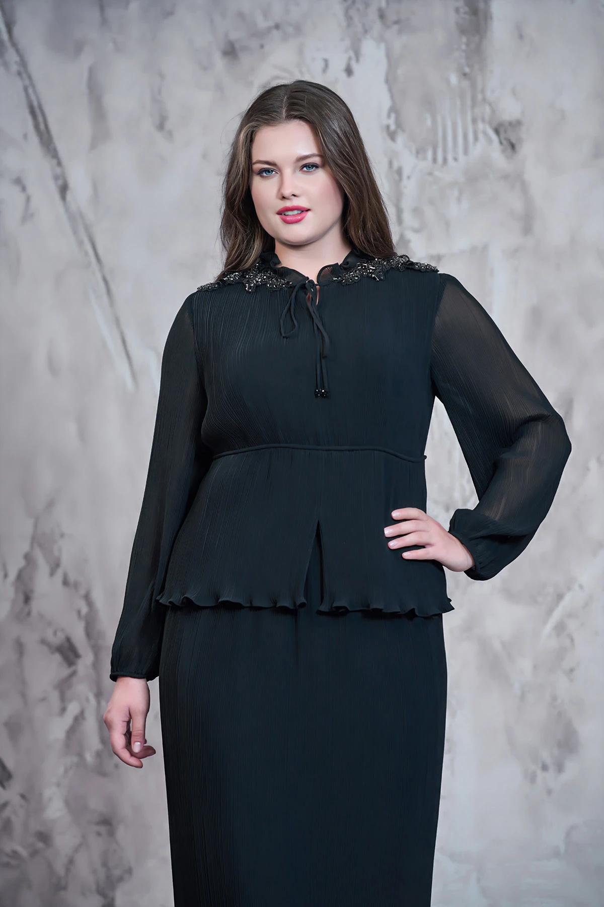 Bel ve kol lastik detaylı,yaka işlemeli pliseli takım