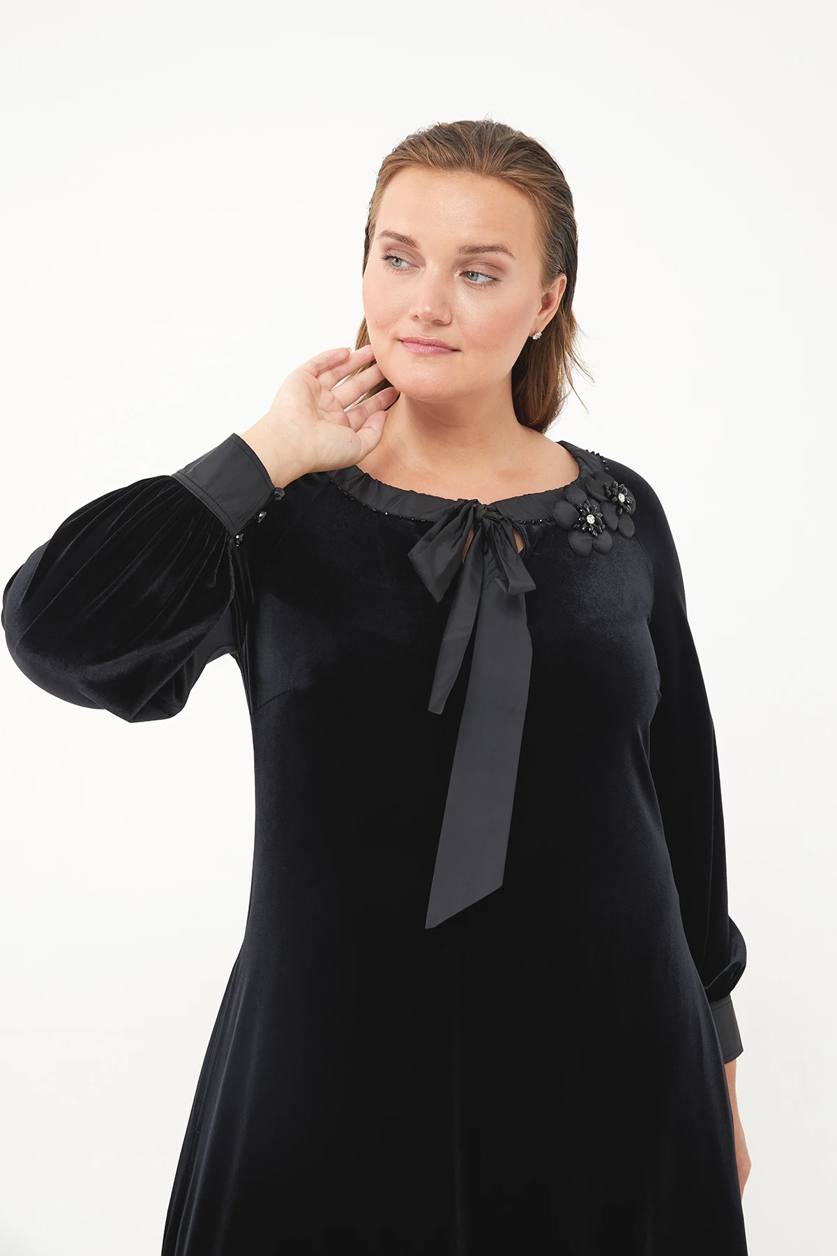 Yaka broş ve paraşüt kumaş bağlama detaylı,reglan kol rahat form kadife elbise