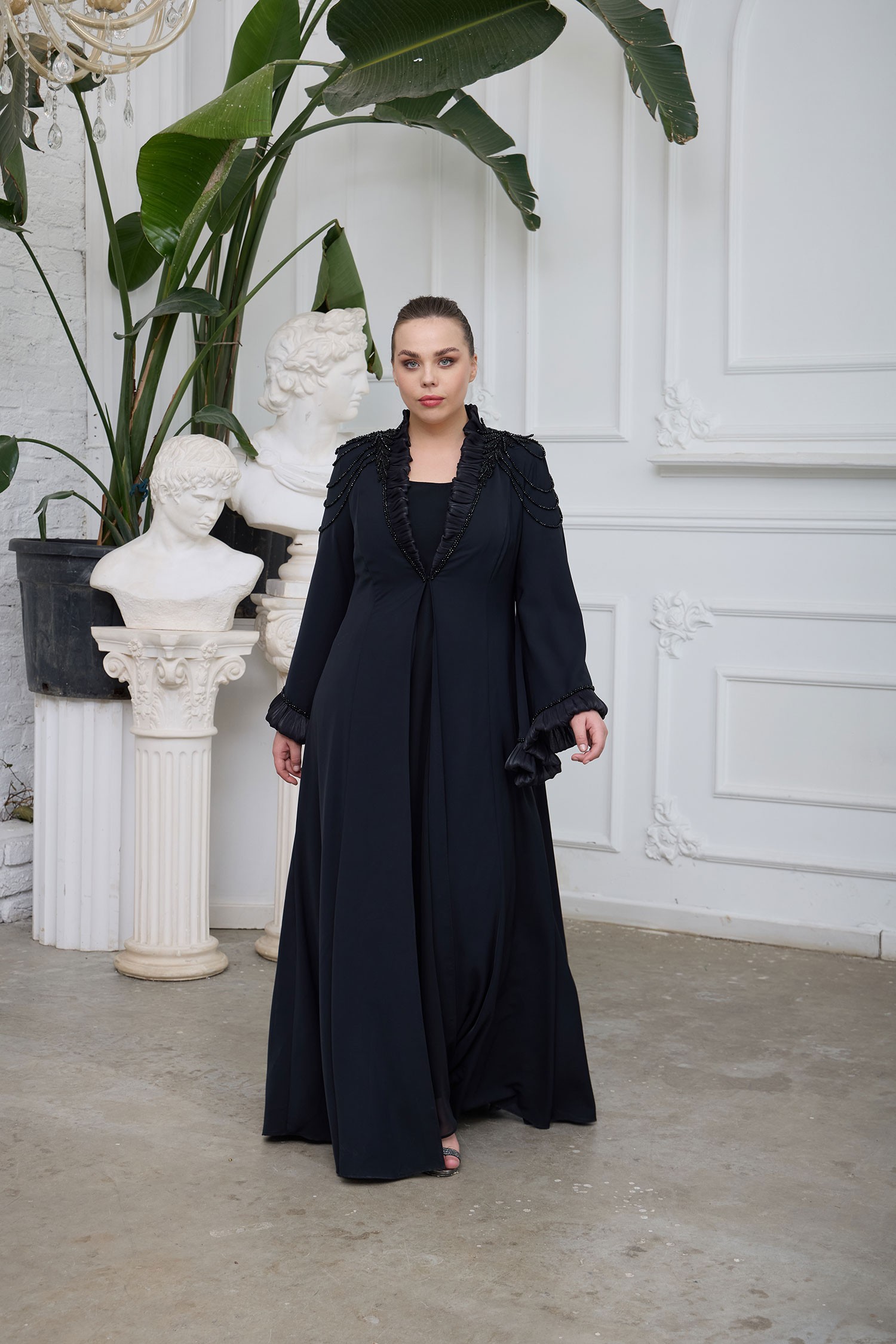 İç elbiseli, şık detaylarla işlenmiş büyük beden abaya takım