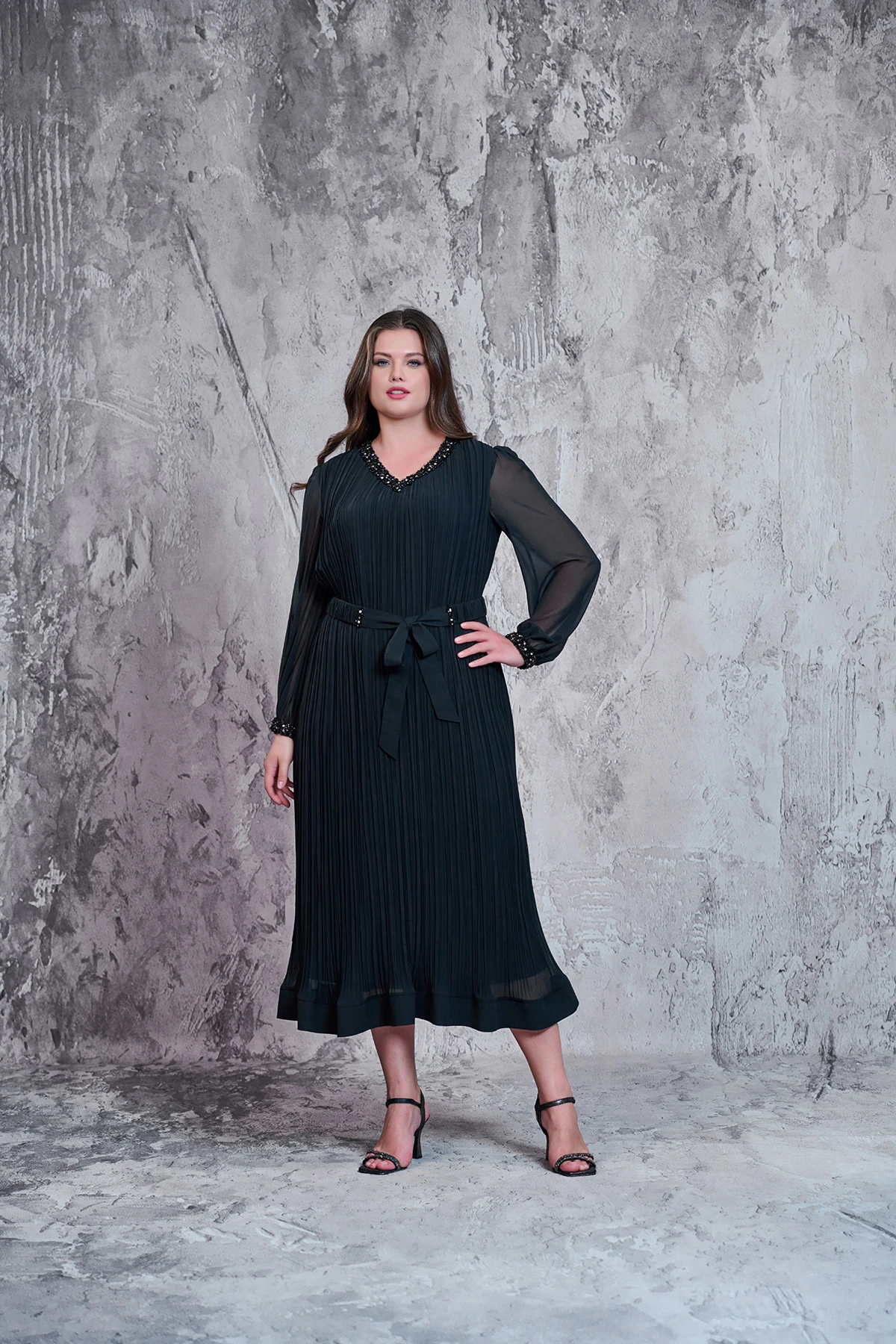 Yaka elişi detaylı,pliseli fransız boy şifon elbise