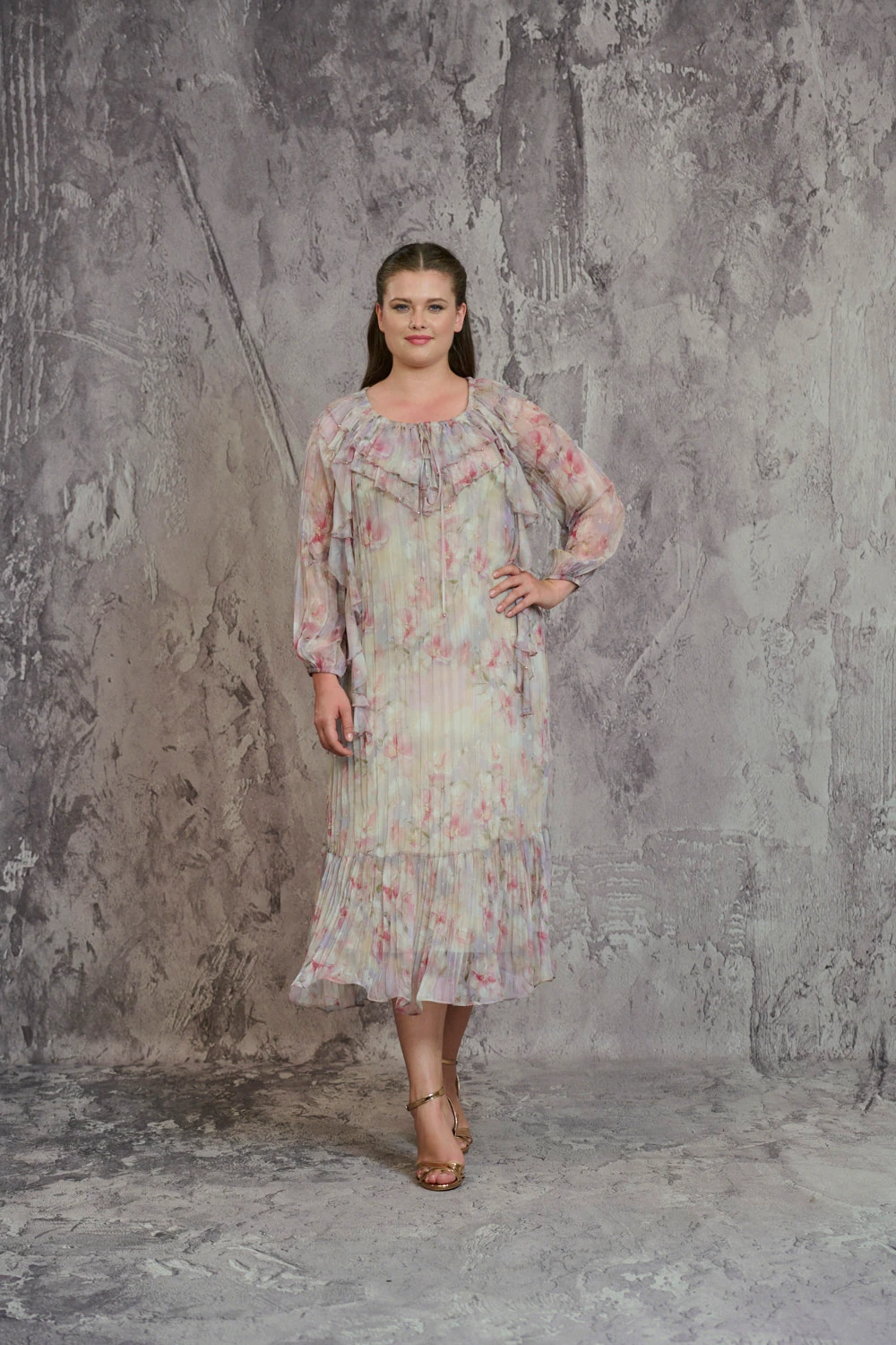 Yaka volan ve boncuk işleme detaylı kraşlı italyan elbise