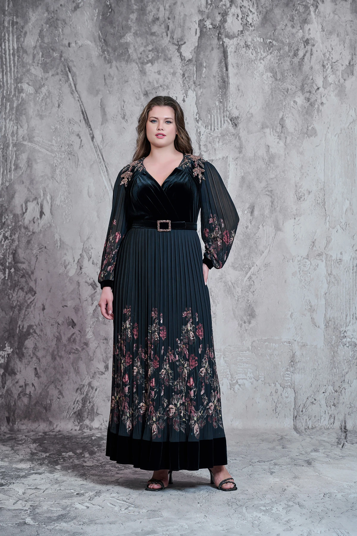 Omuz güpür elişi detaylı,pliseli,özel desen silky şifon elbise