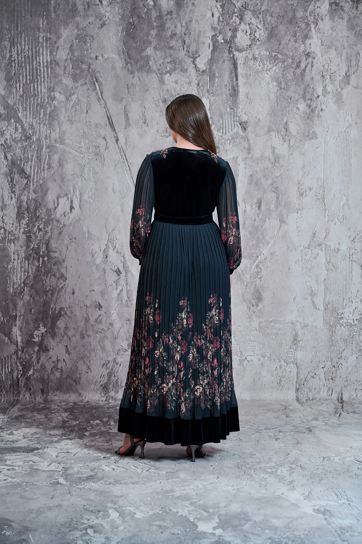 Omuz güpür elişi detaylı,pliseli,özel desen silky şifon elbise