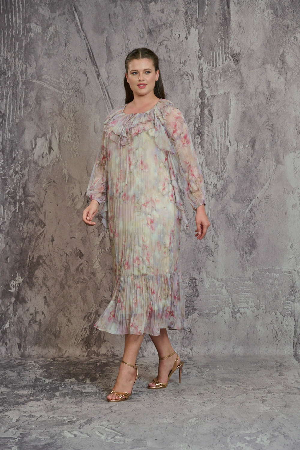 Yaka volan ve boncuk işleme detaylı kraşlı italyan elbise